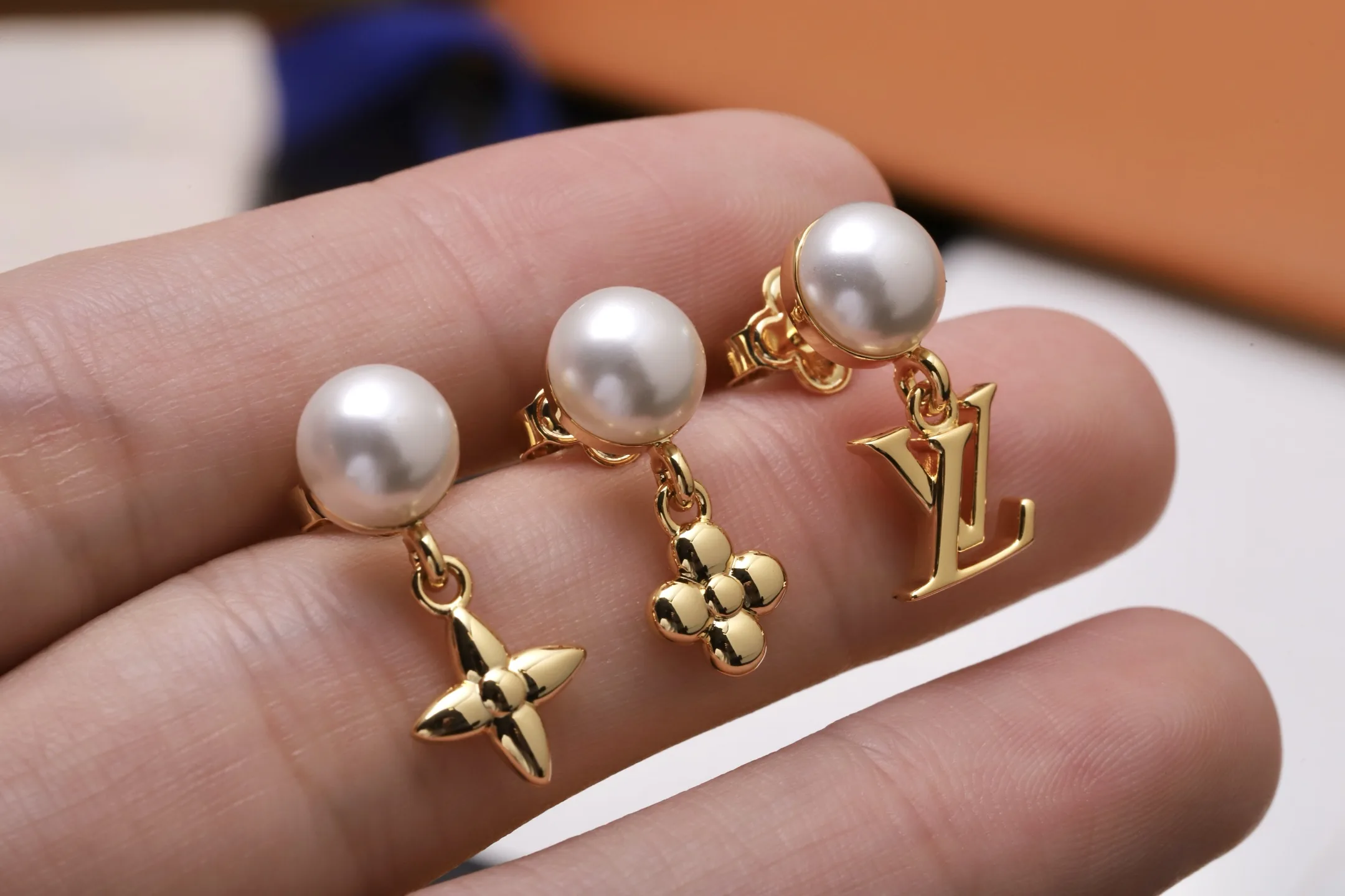 Monogram Flower and LV Initial Pearl Earring Set D13517365 — view 5