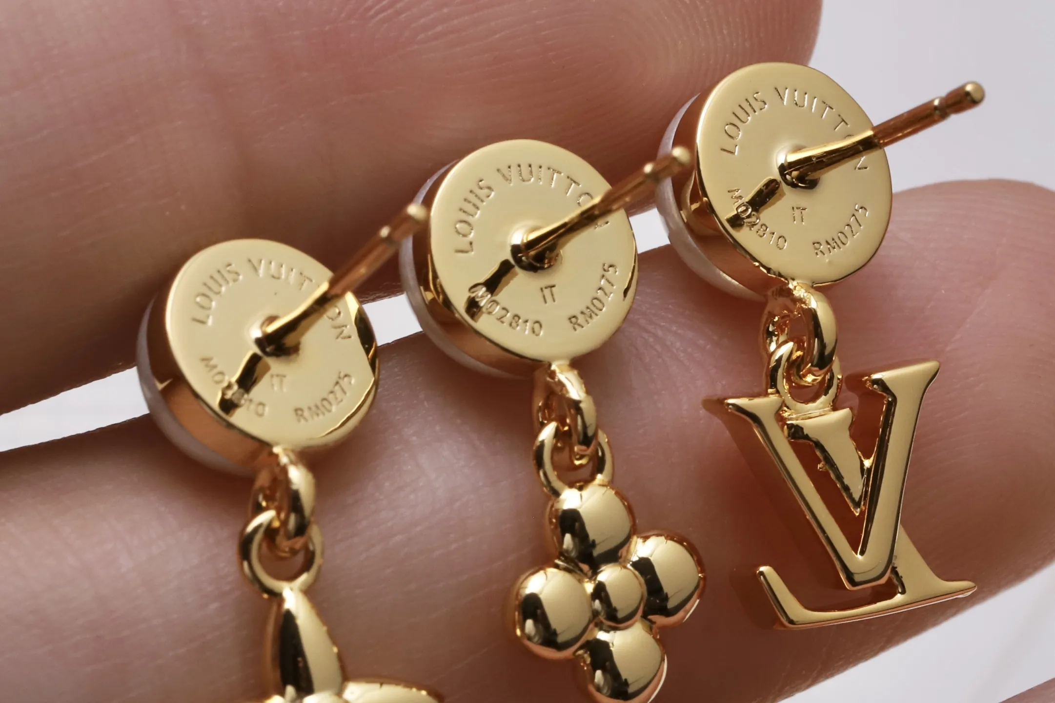 Monogram Flower and LV Initial Pearl Earring Set D13517365 — view 6