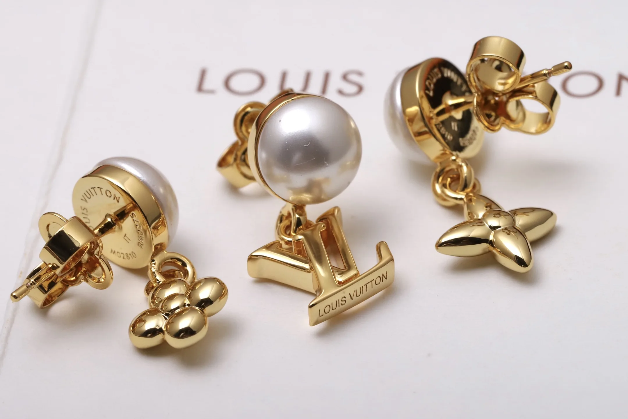 Monogram Flower and LV Initial Pearl Earring Set D13517365 — view 7