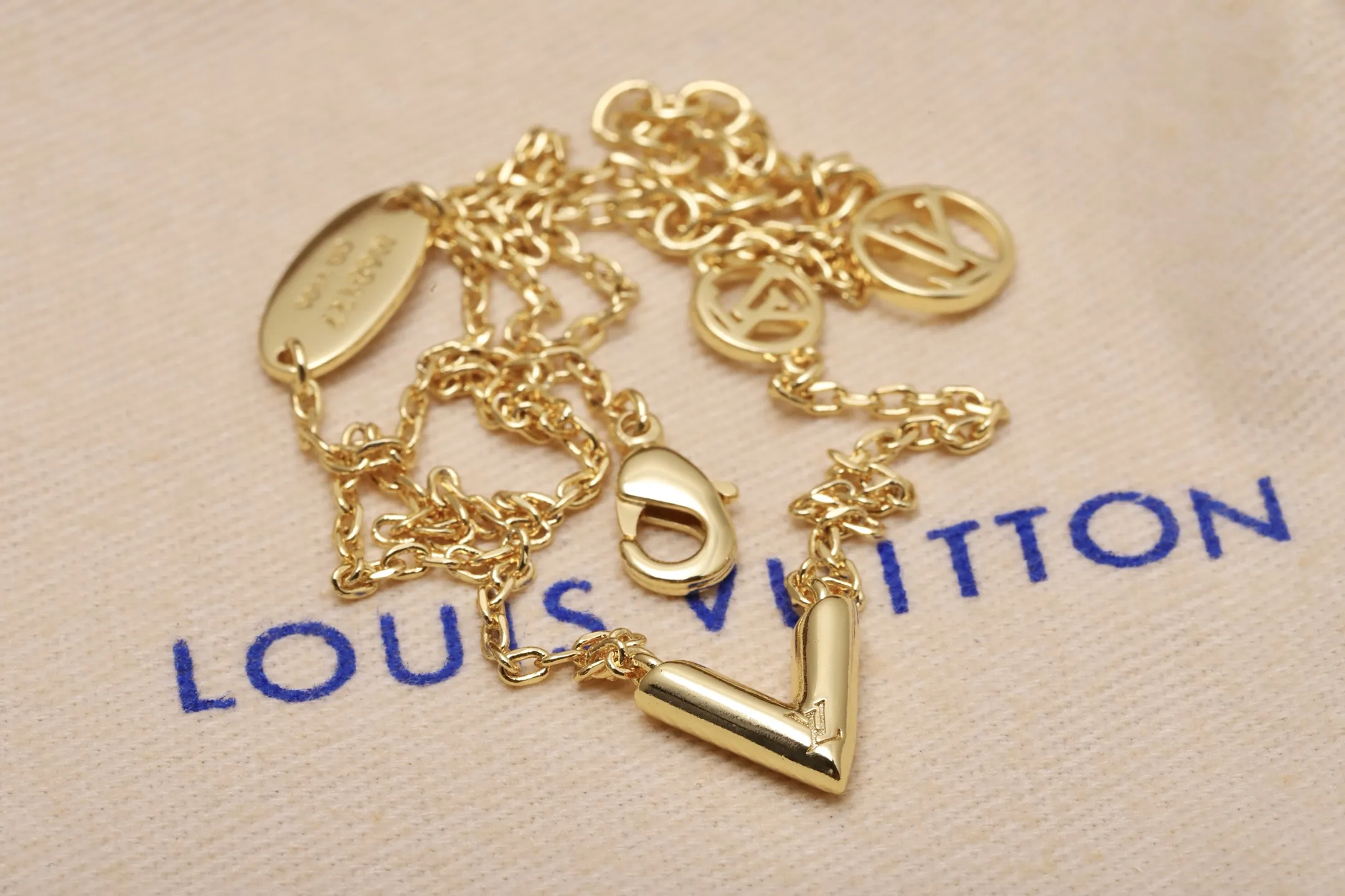 Essential V Pendant Necklace (Brass) D11017655 — view 7