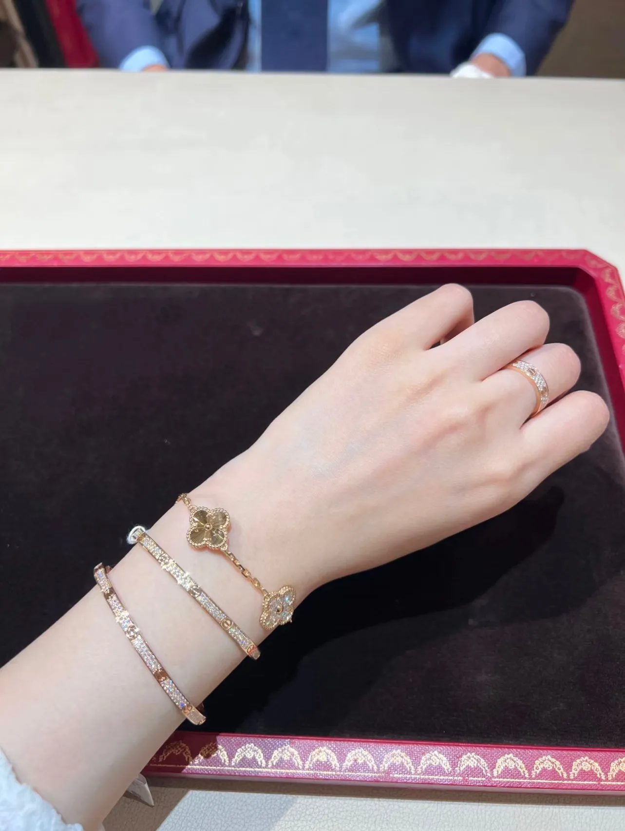 Alhambra 5-Motif Guilloché and Diamond Bracelet (Sterling Silver) D31016635 — view 9