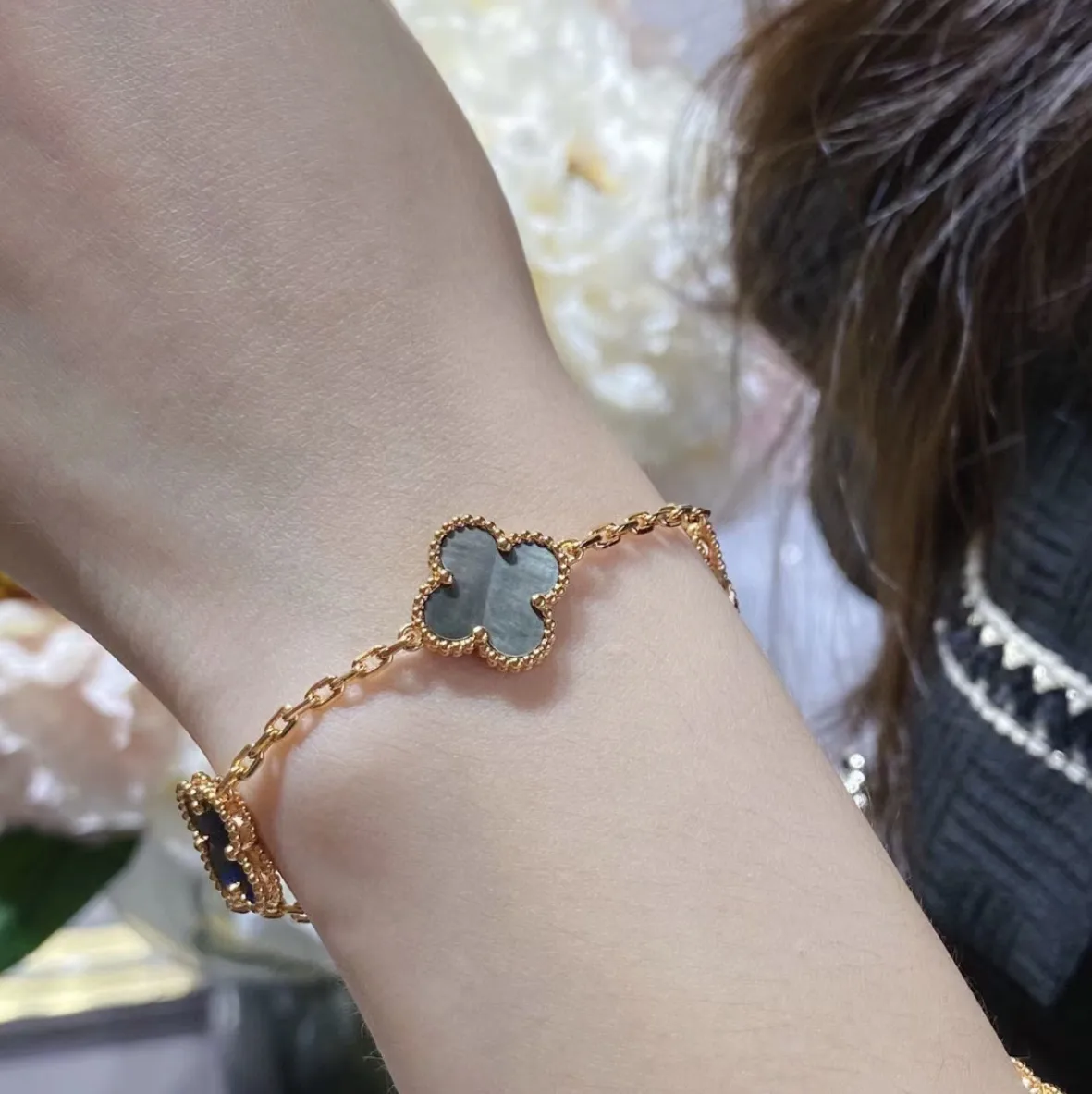 Alhambra 5-Motif Grey Mother-of-Pearl Bracelet (18K Gold-Plated Silver) D31016949 — view 8