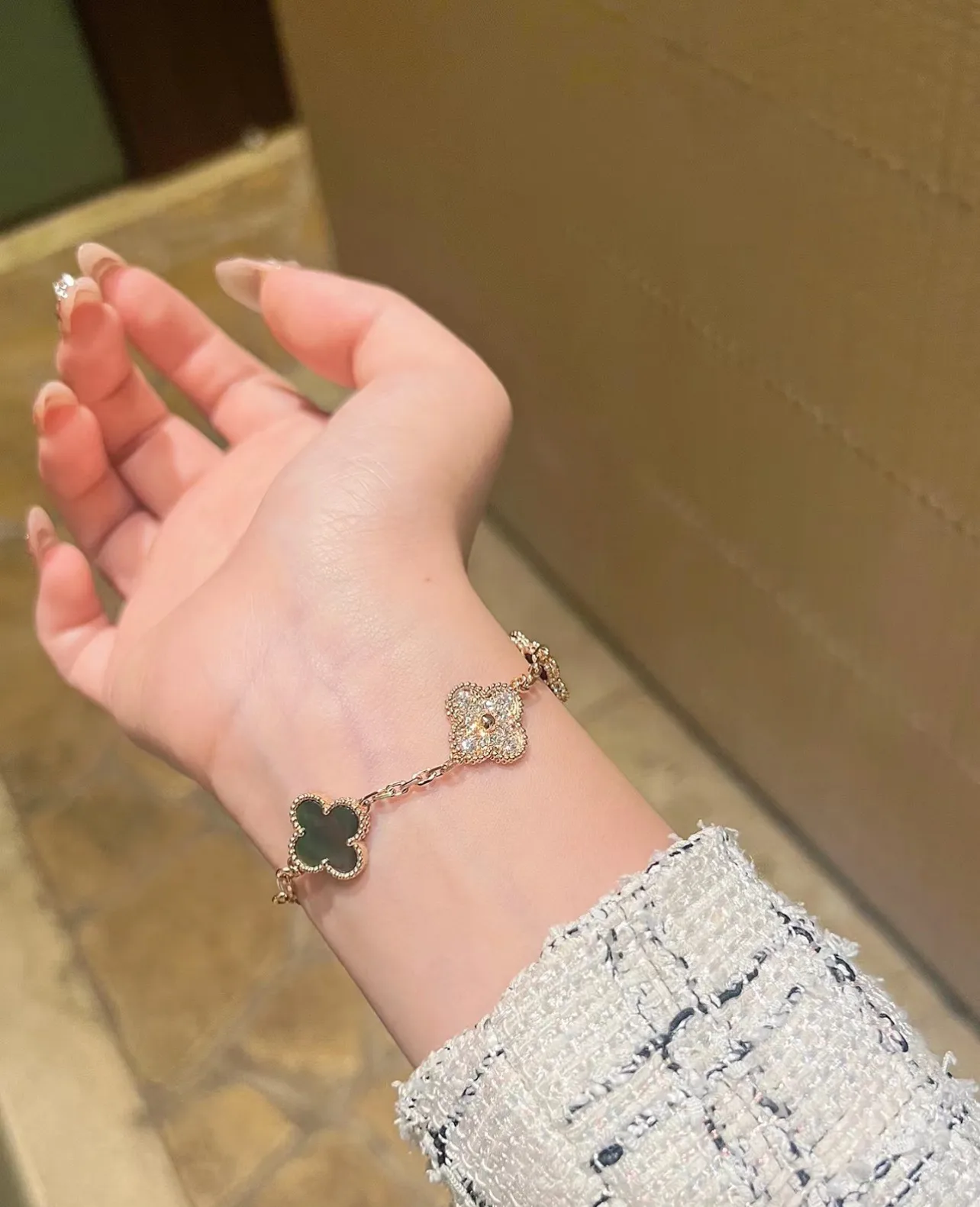 Alhambra 5-Motif Grey Mother-of-Pearl Bracelet (18K Gold-Plated Silver) D31016949 — view 9