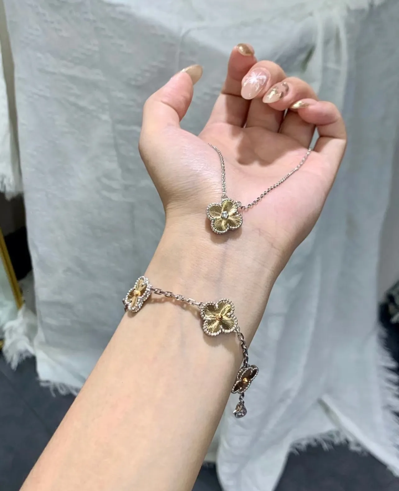 Guilloché Five-Motif Clover Bracelet (Sterling Silver) D30016647 — view 9