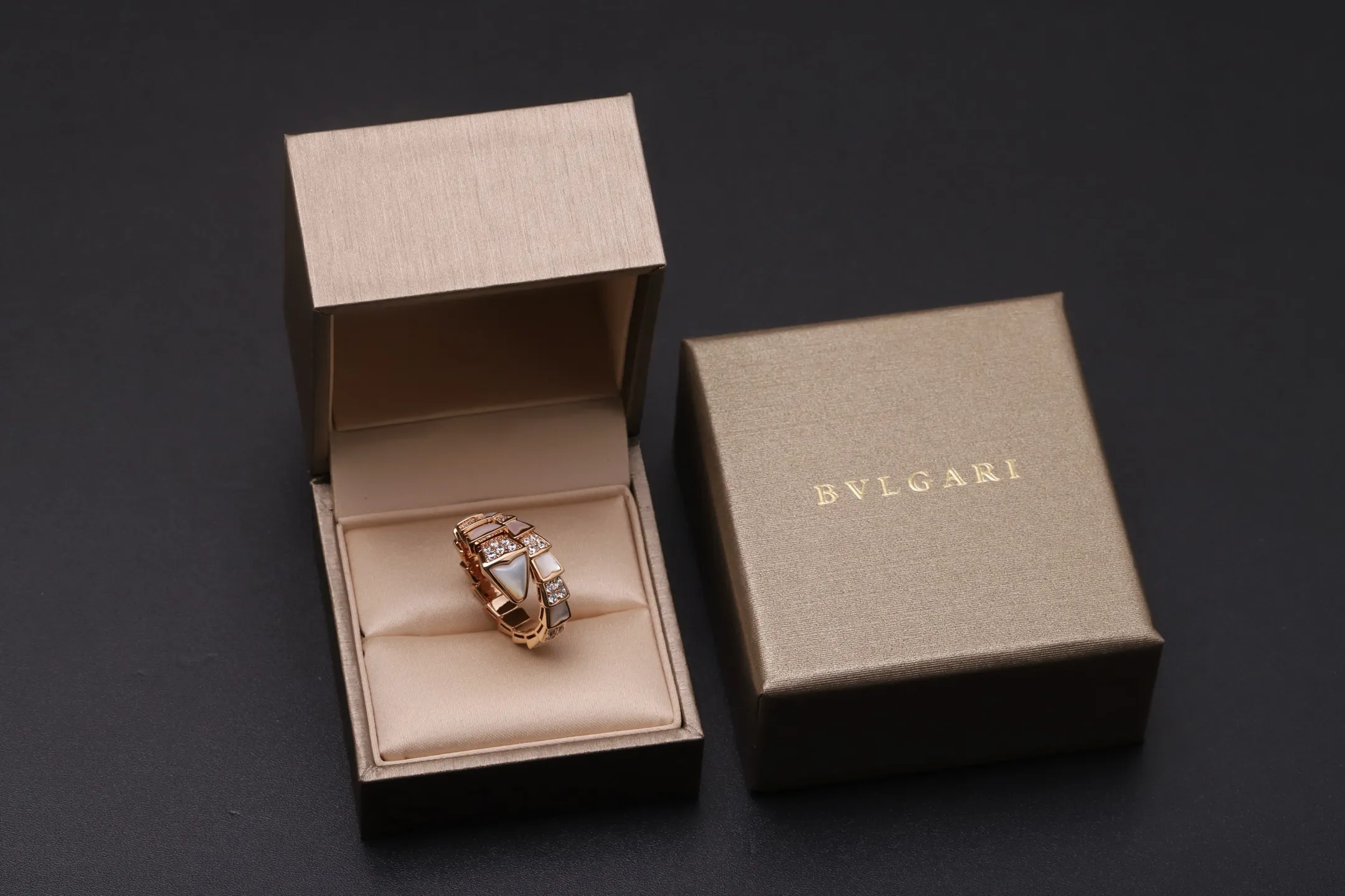 Serpenti Viper Ring with Mother-of-Pearl (Gold-Plated Brass) D21017323 — view 4