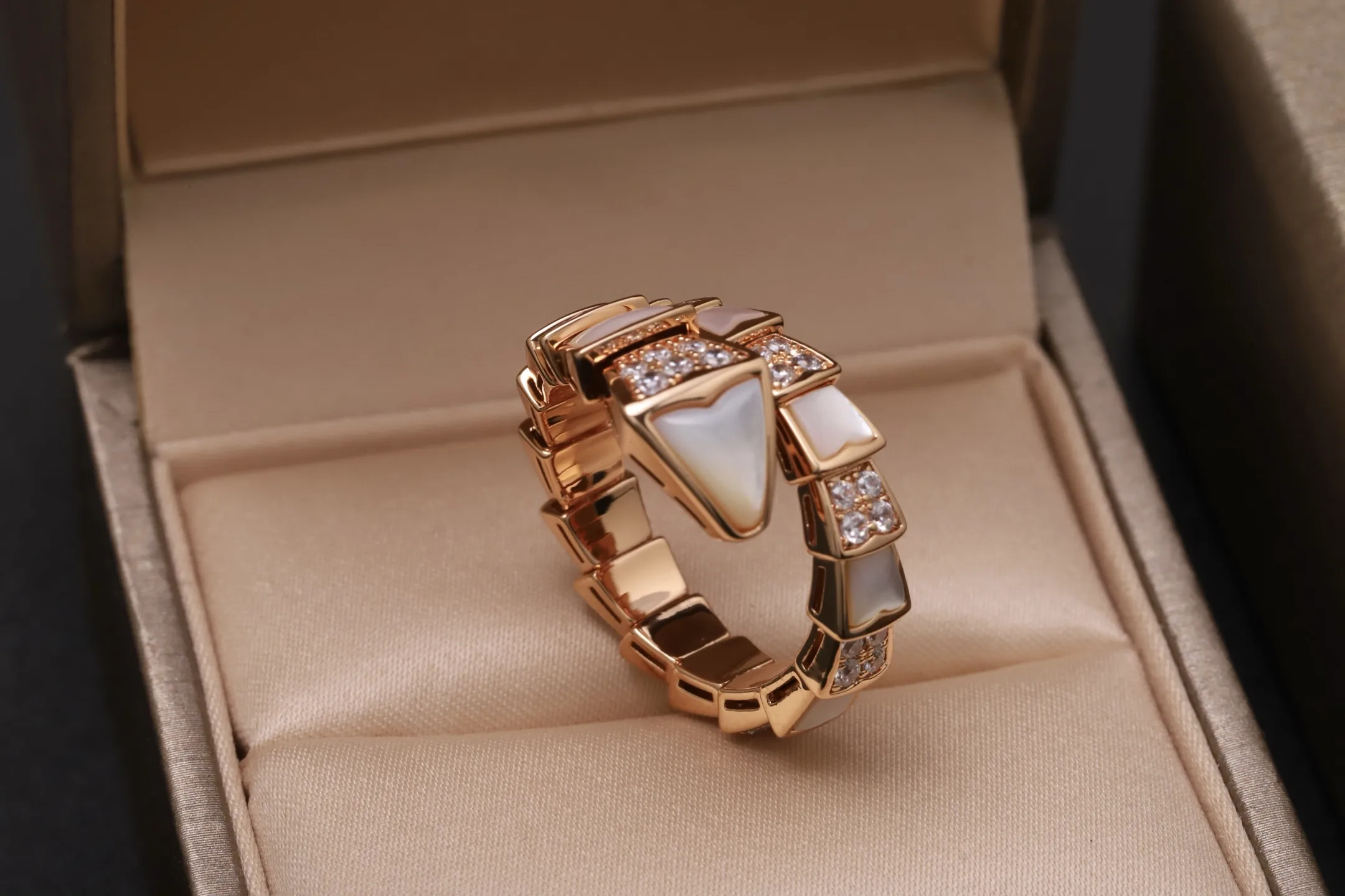 Serpenti Viper Ring with Mother-of-Pearl (Gold-Plated Brass) D21017323 — view 5