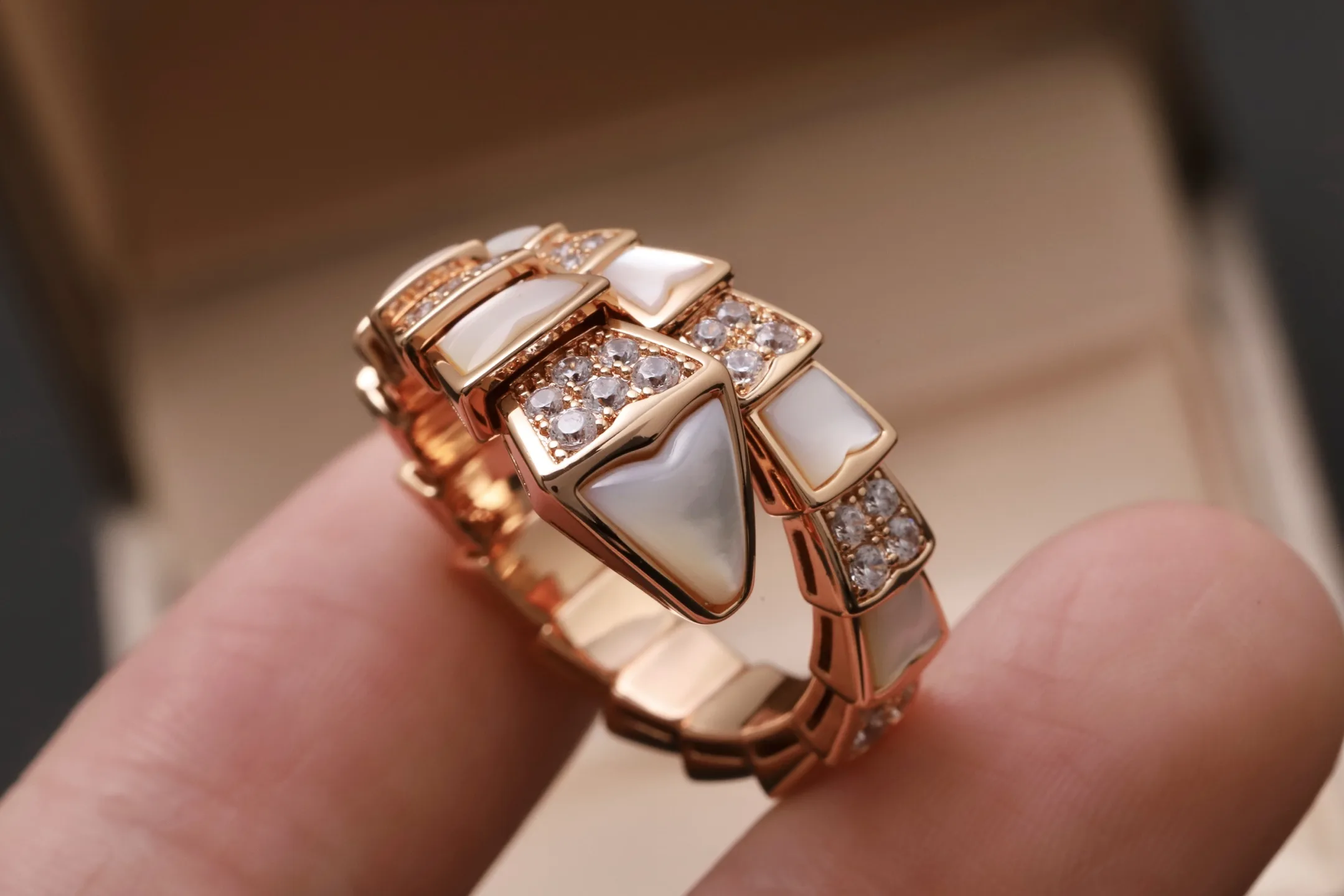 Serpenti Viper Ring with Mother-of-Pearl (Gold-Plated Brass) D21017323 — view 6