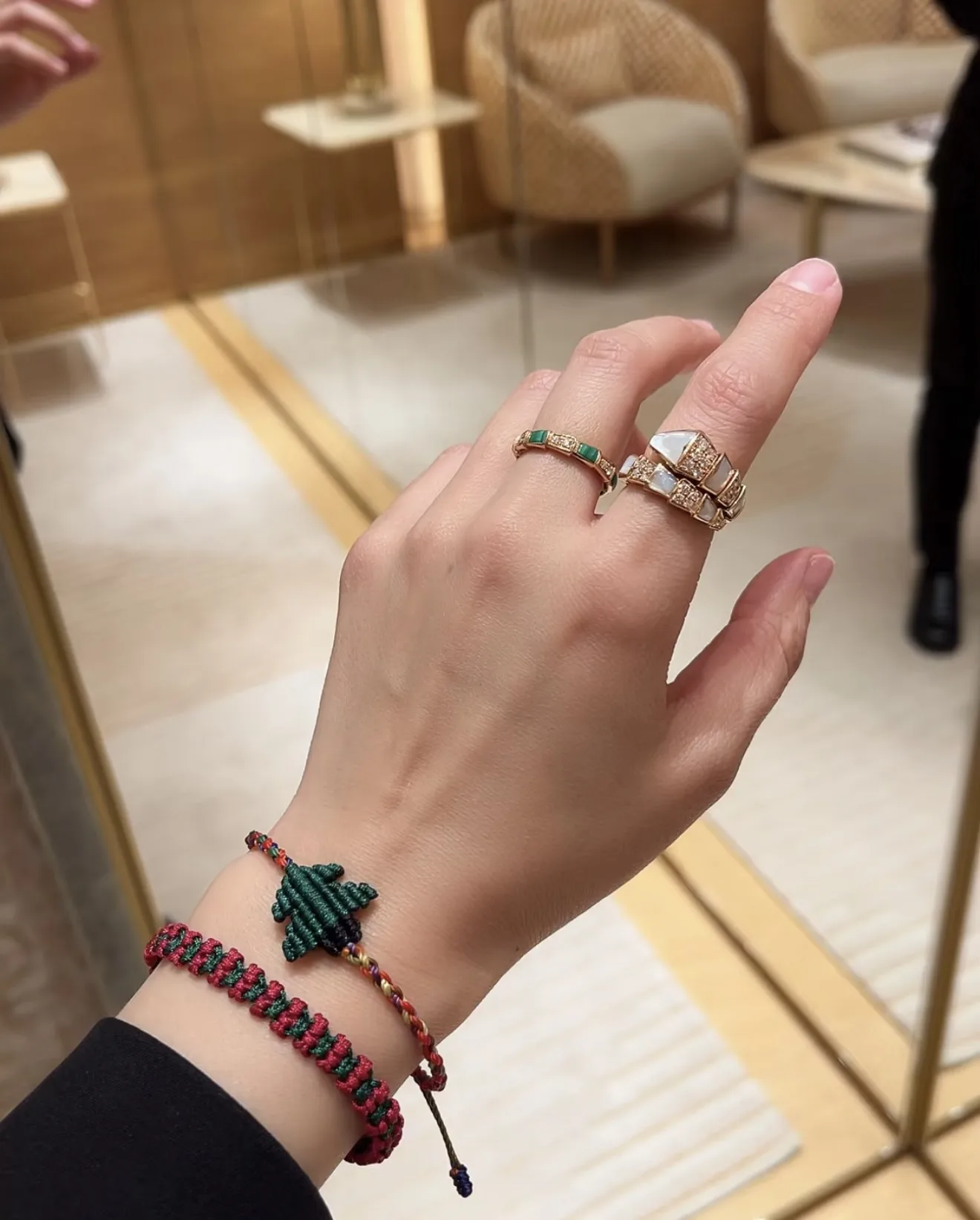 Serpenti Viper Ring with Mother-of-Pearl (Gold-Plated Brass) D21017323 — view 9