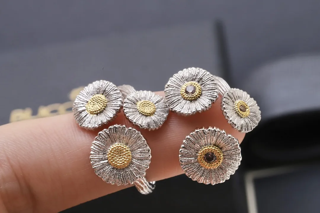 Buccellati Blossoms Daisy Three-Flower Ring D32516857 — view 7