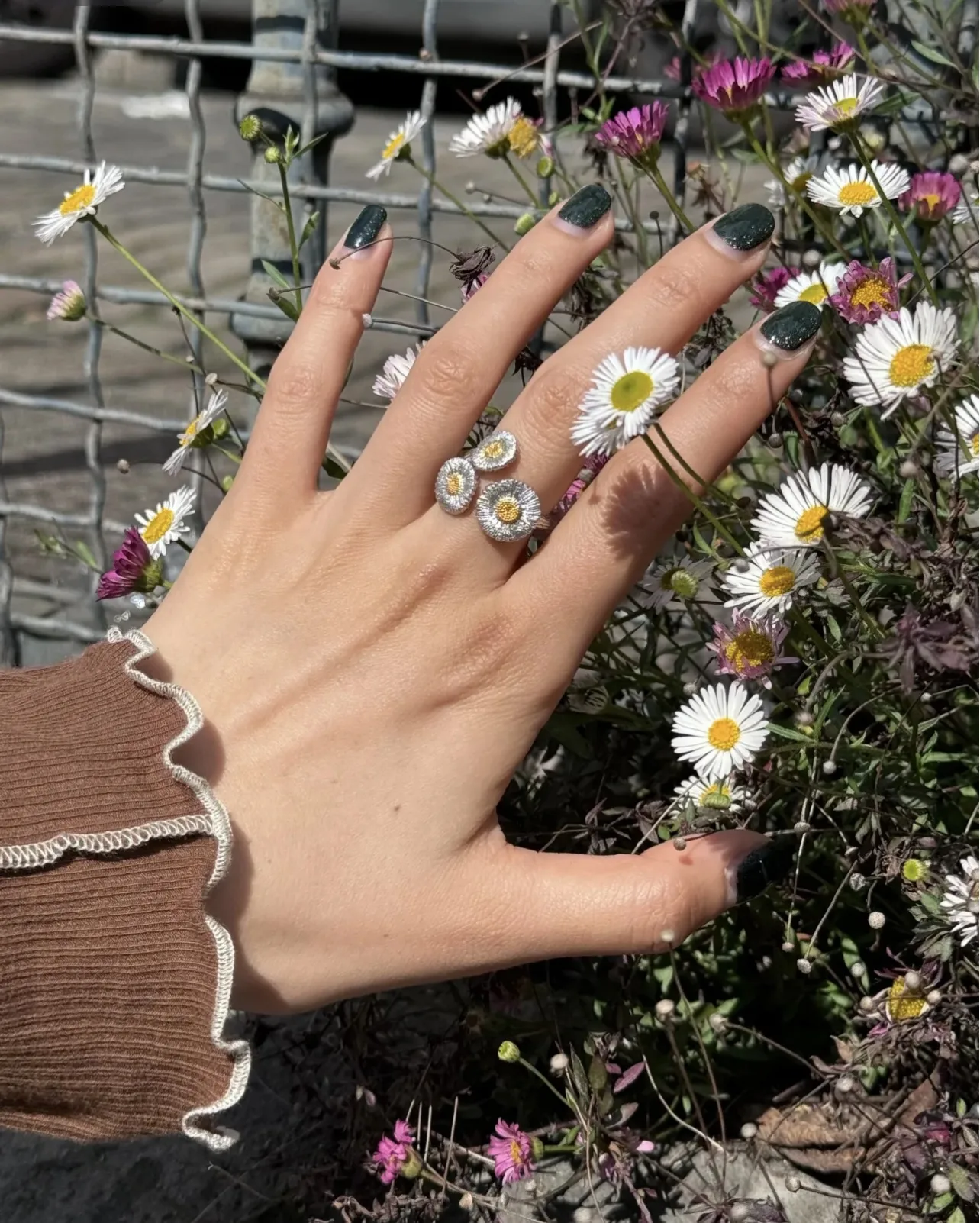 Buccellati Blossoms Three-Flower Daisy Ring D32516858 — view 2