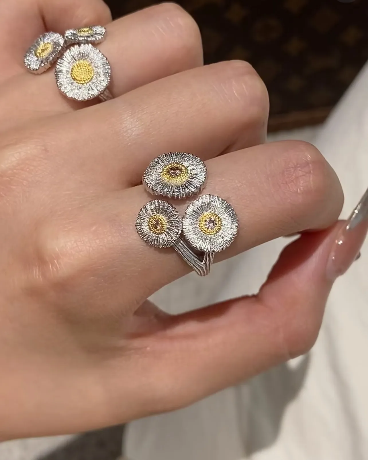 Buccellati Blossoms Three-Flower Daisy Ring D32516858 — view 4