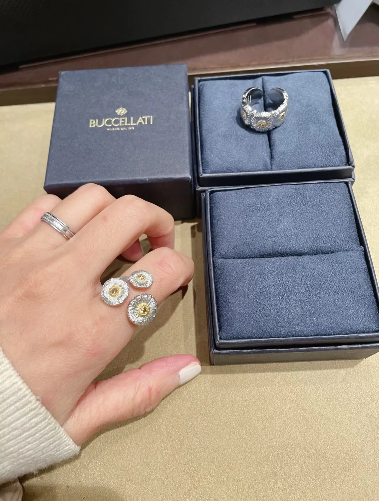 Buccellati Blossoms Three-Flower Daisy Ring D32516858 — view 5