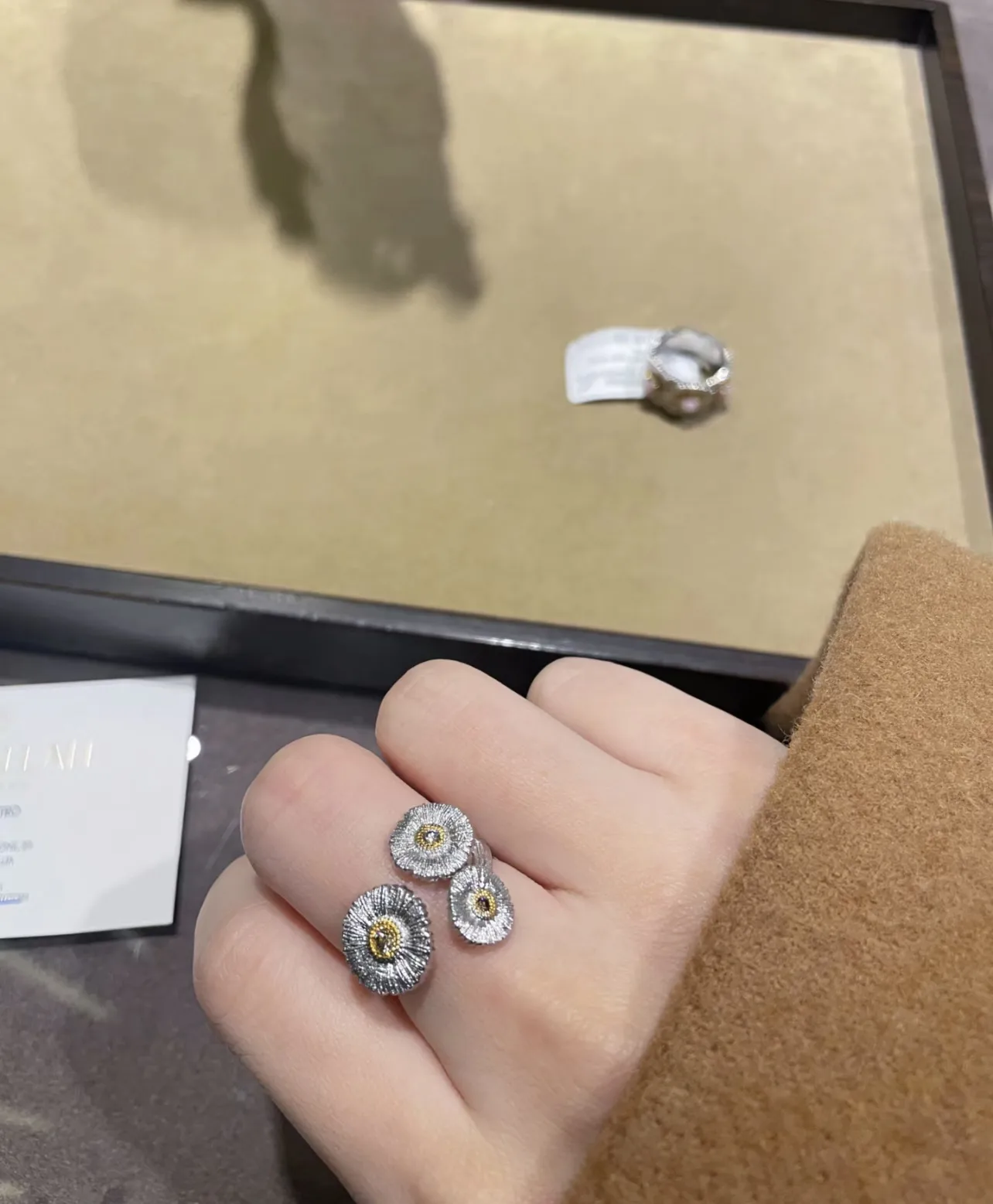 Buccellati Blossoms Three-Flower Daisy Ring D32516858 — view 6