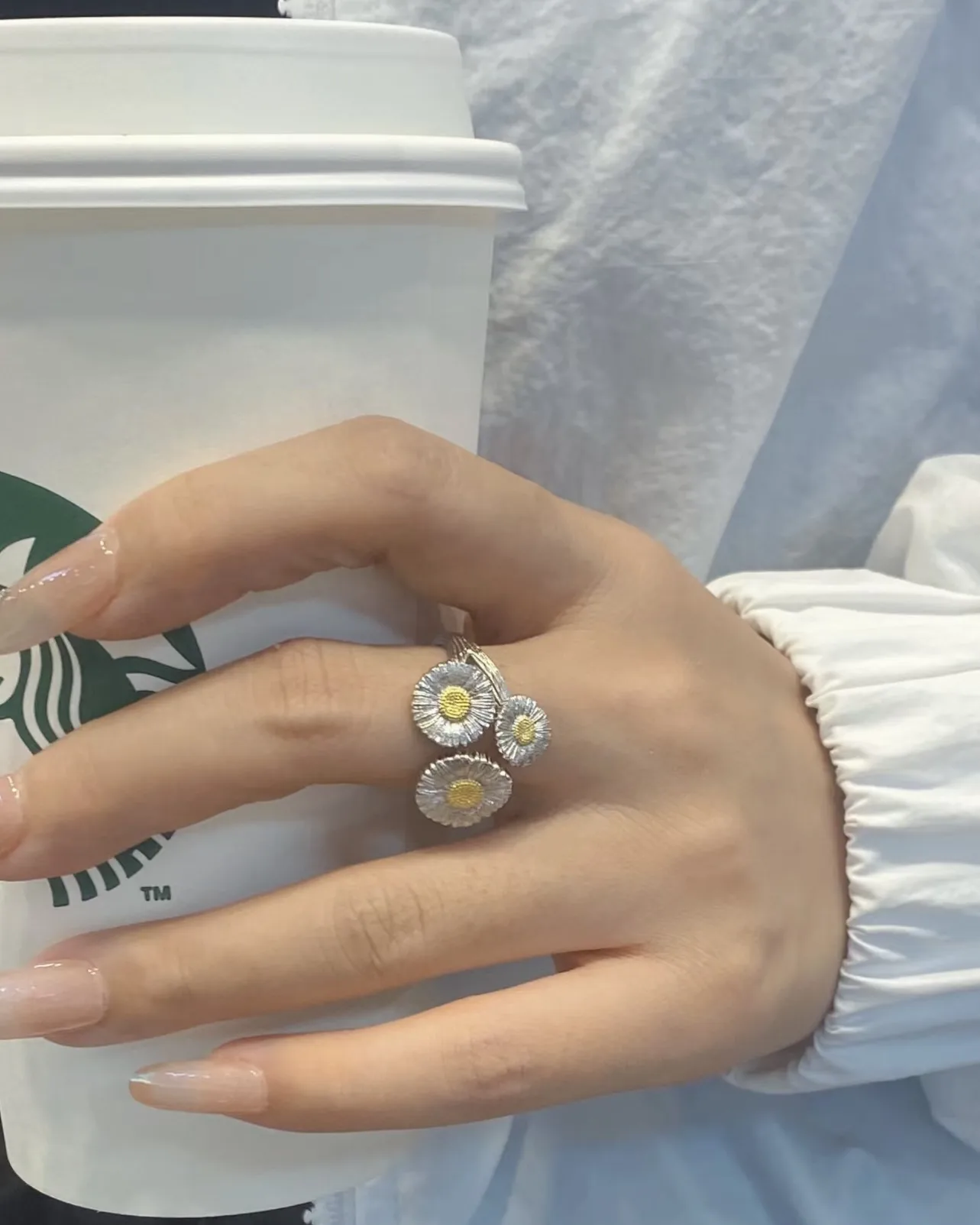 Buccellati Blossoms Three-Flower Daisy Ring D32516858 — view 7