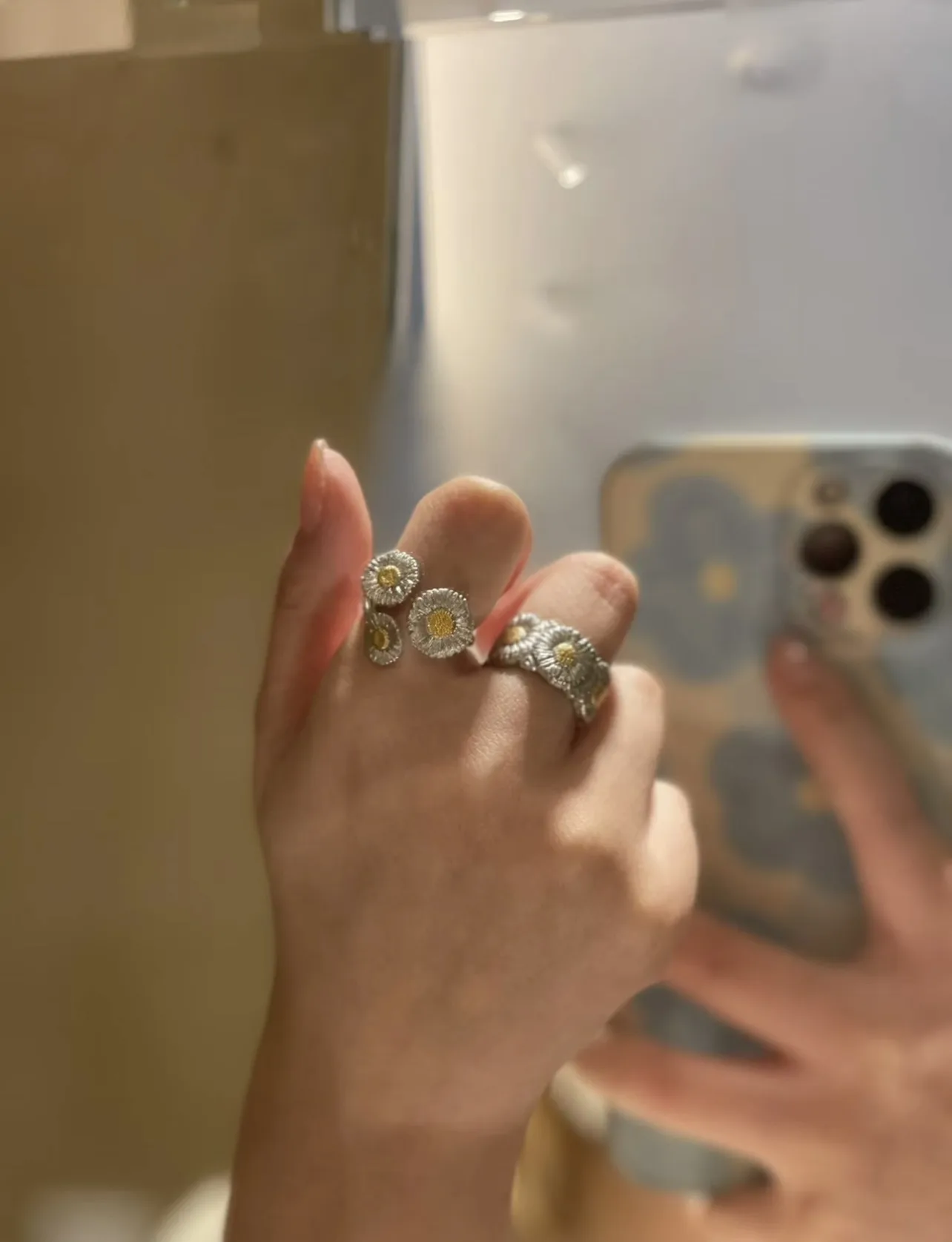 Buccellati Blossoms Three-Flower Daisy Ring D32516858 — view 8