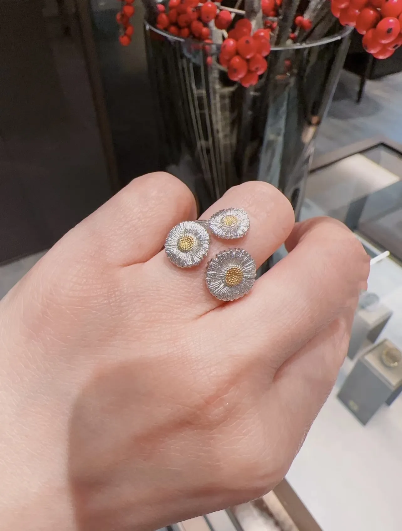 Buccellati Blossoms Three-Flower Daisy Ring D32516858 — view 9