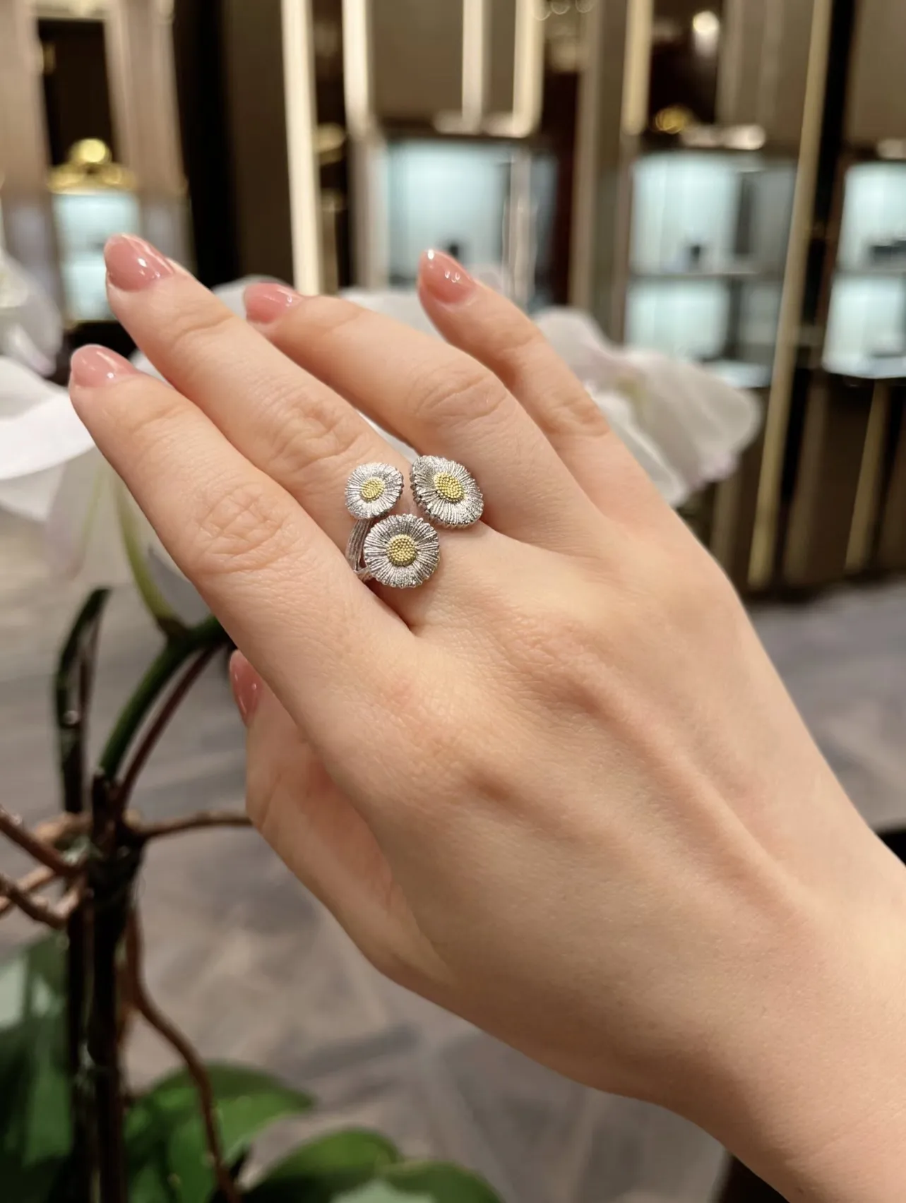 Buccellati Blossoms Three-Flower Daisy Ring D32516858 — view 10
