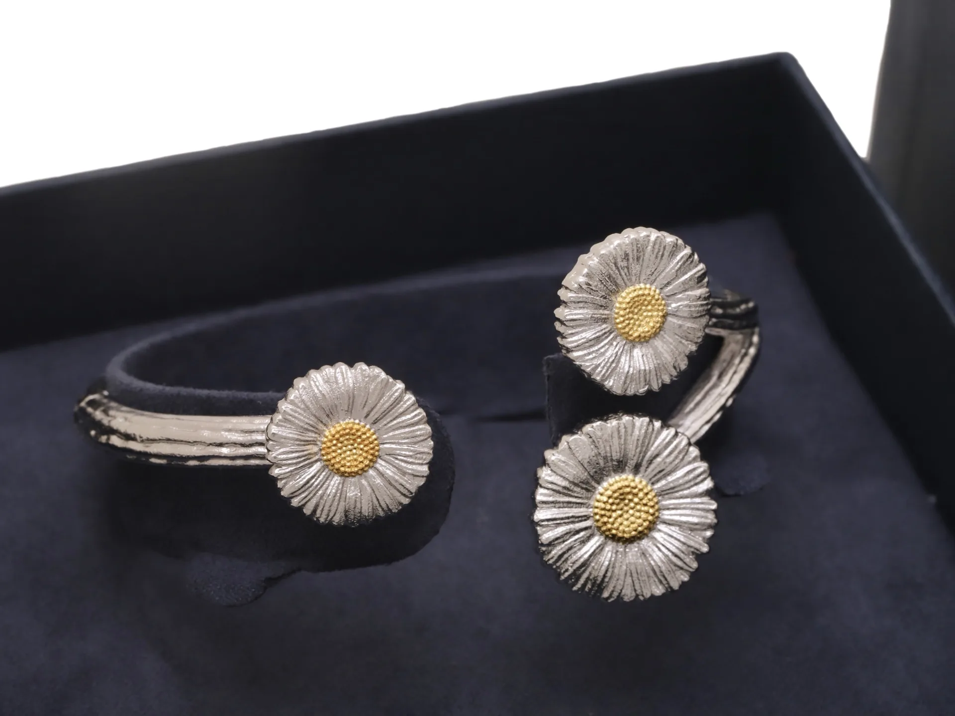 Blossoms Daisy Three-Flower Cuff Bracelet D200016719 — view 2
