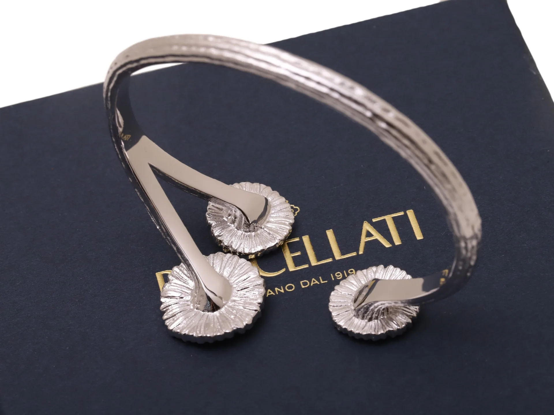 Blossoms Daisy Three-Flower Cuff Bracelet D200016719 — view 3
