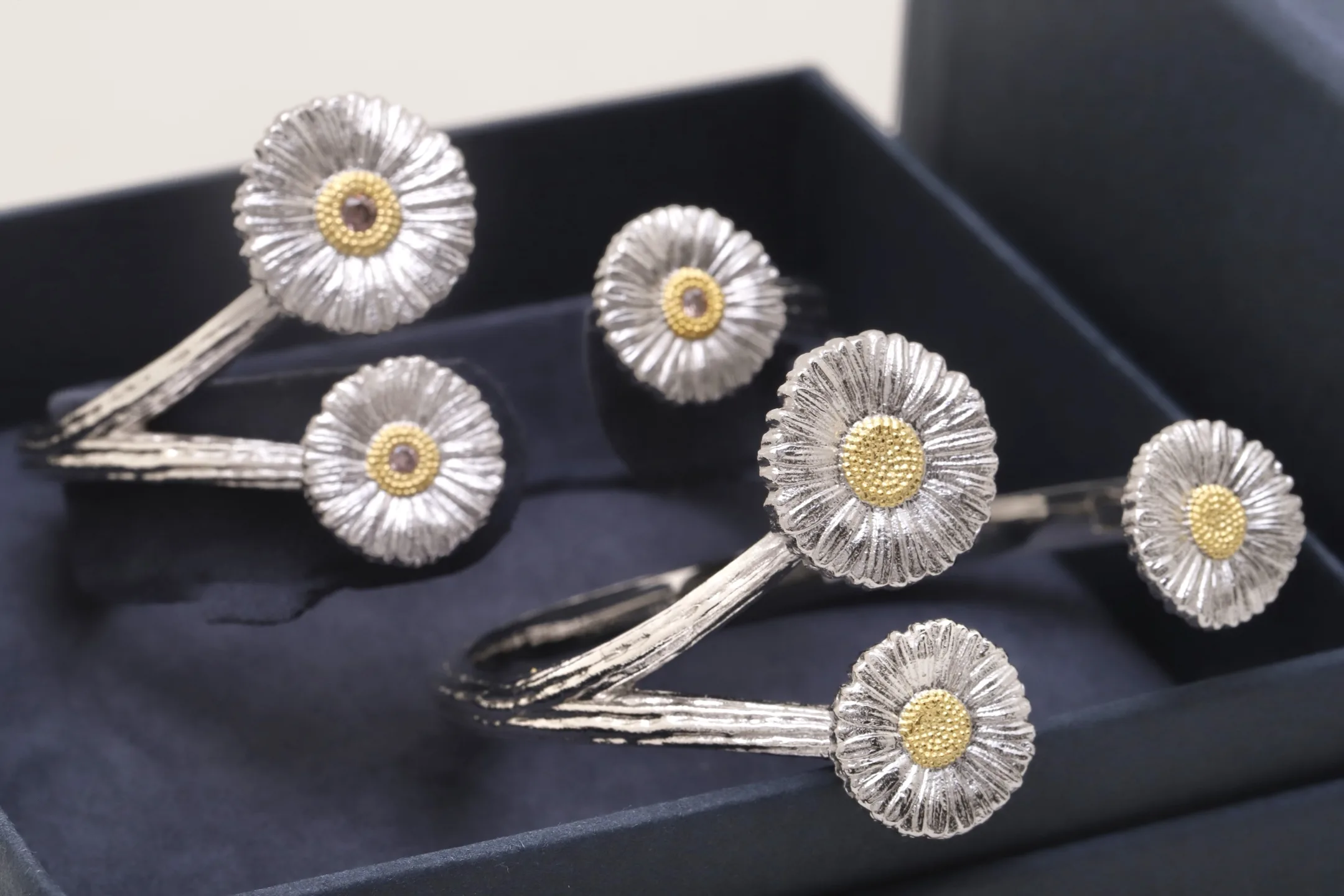 Blossoms Daisy Three-Flower Cuff Bracelet D200016719 — view 4