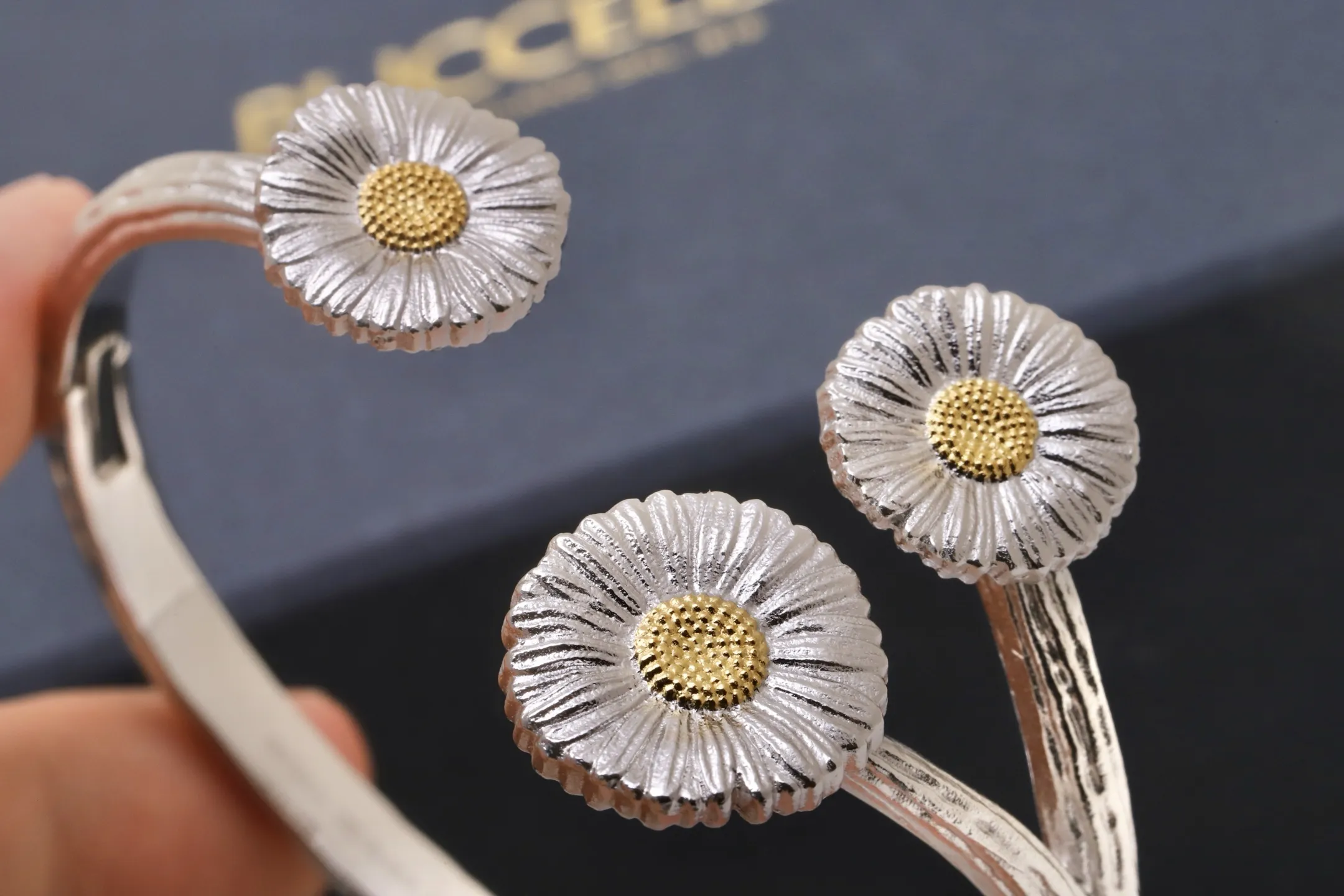 Blossoms Daisy Three-Flower Cuff Bracelet D200016719 — view 5