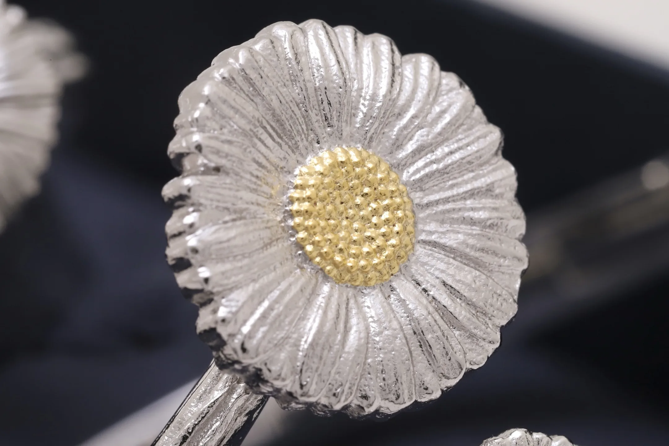 Blossoms Daisy Three-Flower Cuff Bracelet D200016719 — view 6