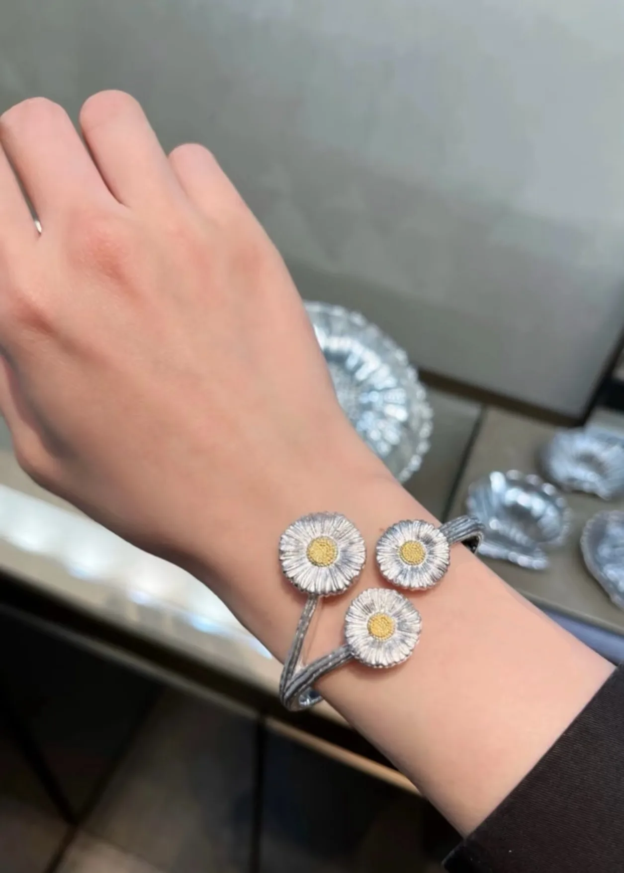 Blossoms Daisy Three-Flower Cuff Bracelet D200016719 — view 9