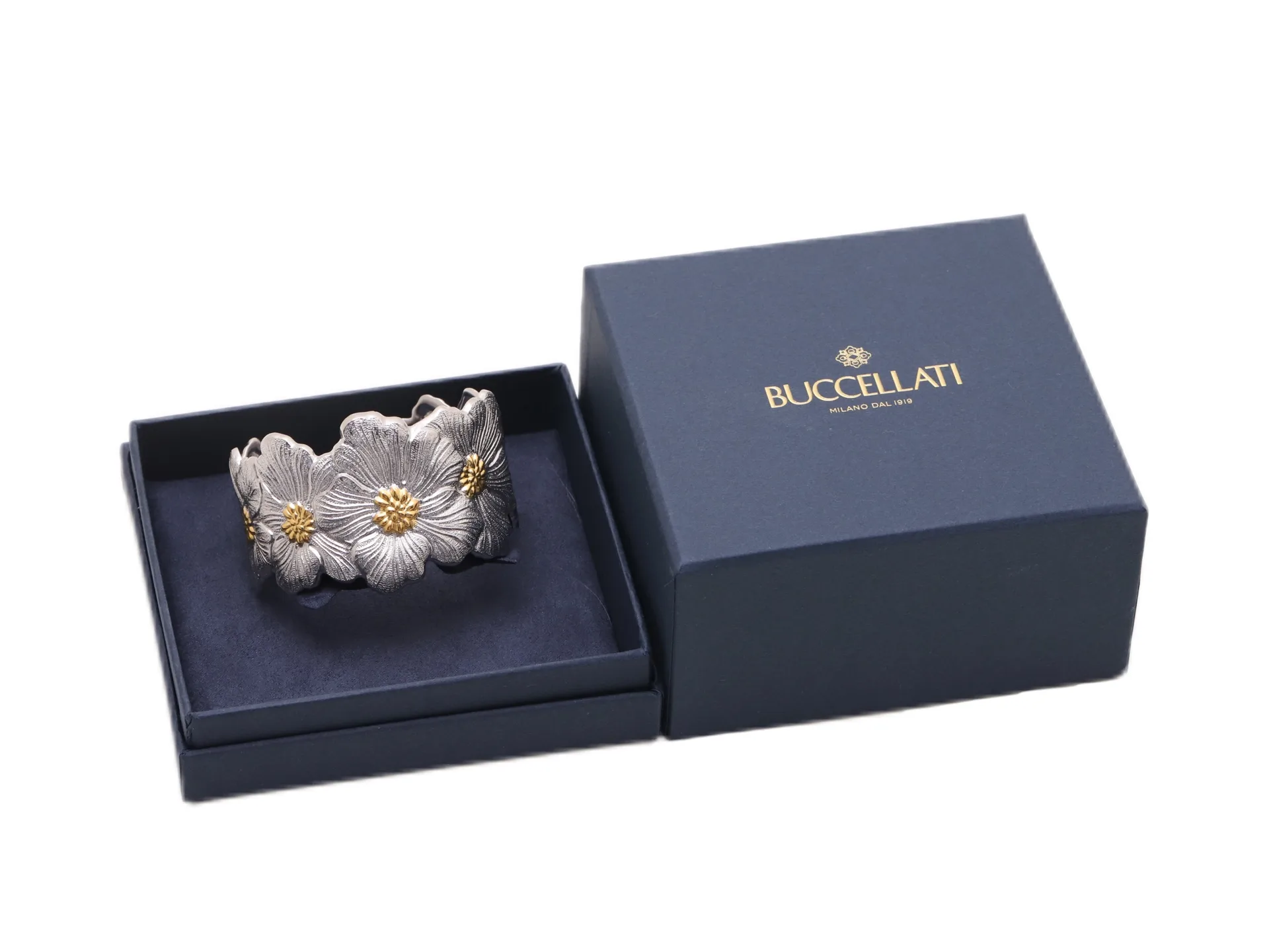 Blossoms Engraved Wide Cuff Bangle D338016543 — view 2