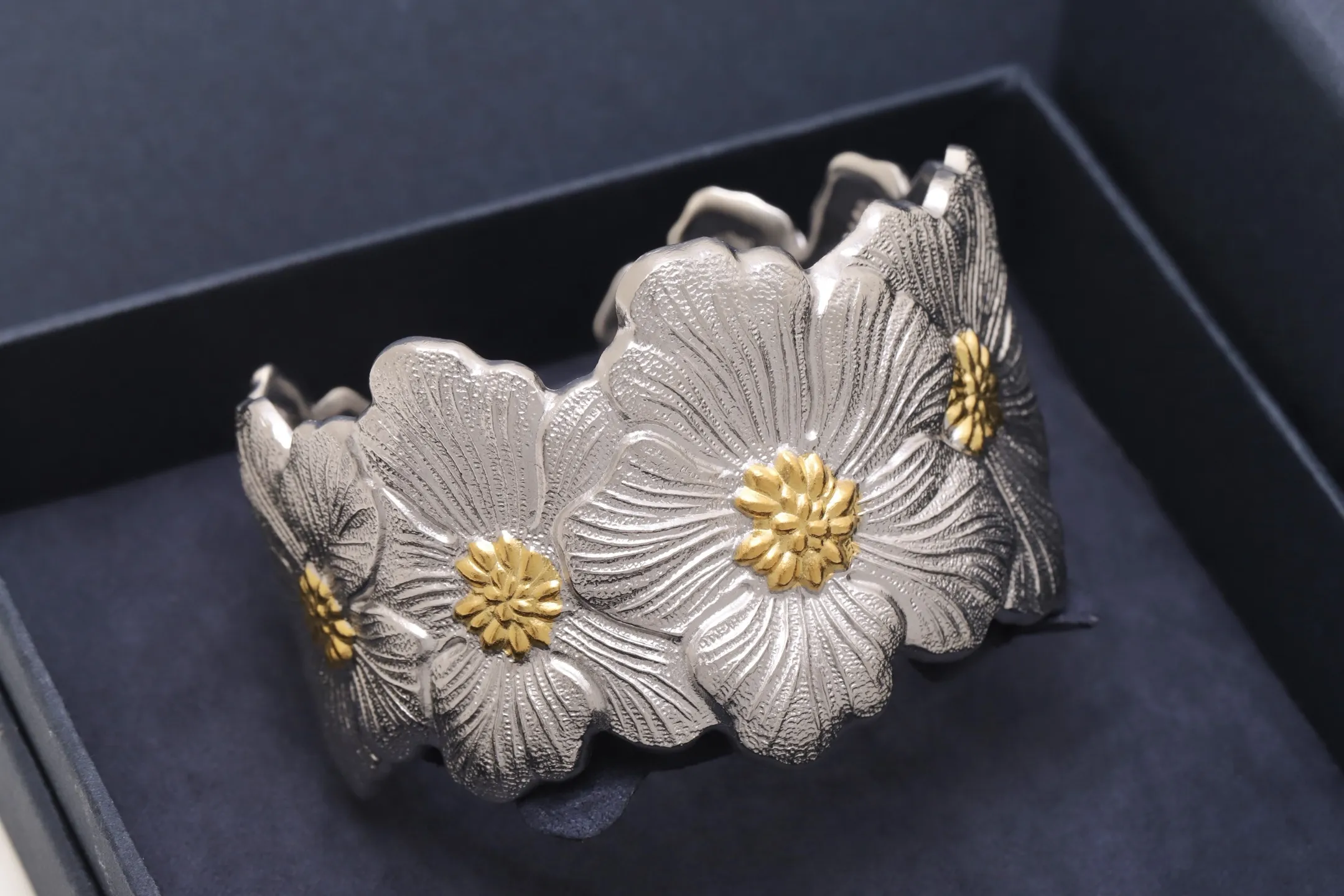 Blossoms Engraved Wide Cuff Bangle D338016543 — view 4