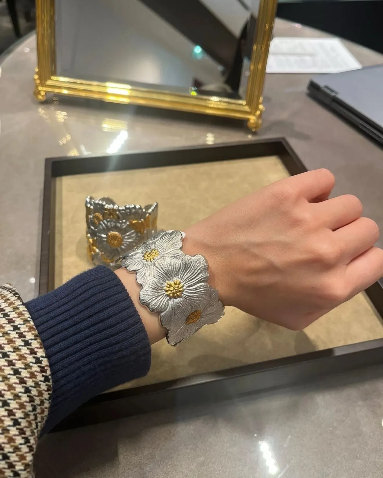 Blossoms Engraved Wide Cuff Bangle D338016543 — view 7