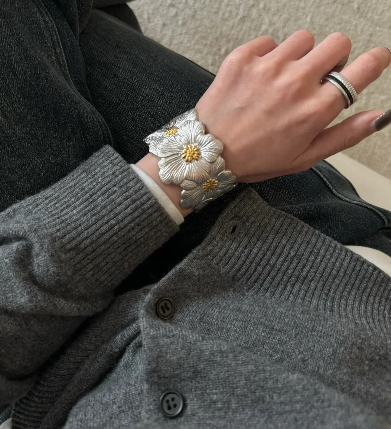Blossoms Engraved Wide Cuff Bangle D338016543 — view 9