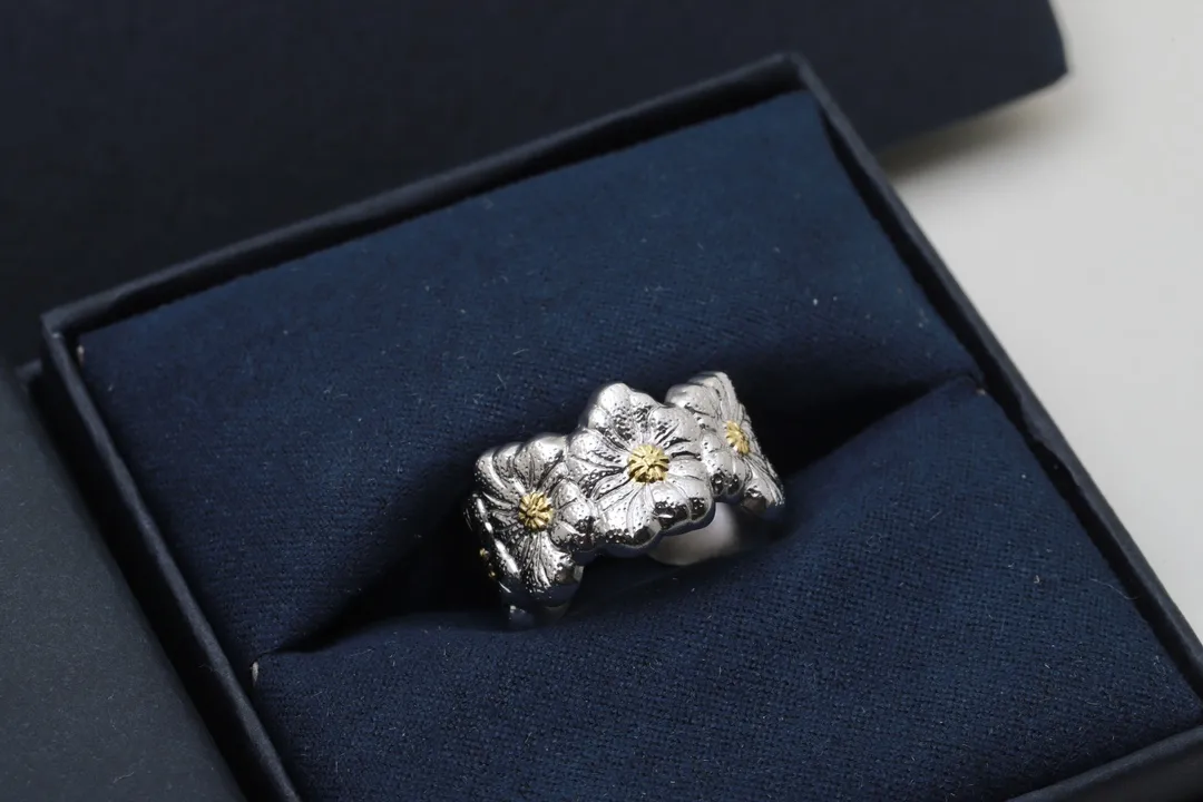 Gardenia Engraved Floral Band Ring D39016854 — view 3