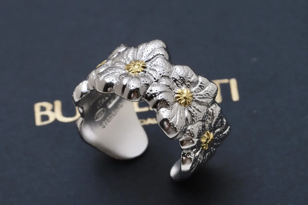 Gardenia Engraved Floral Band Ring D39016854 — view 4