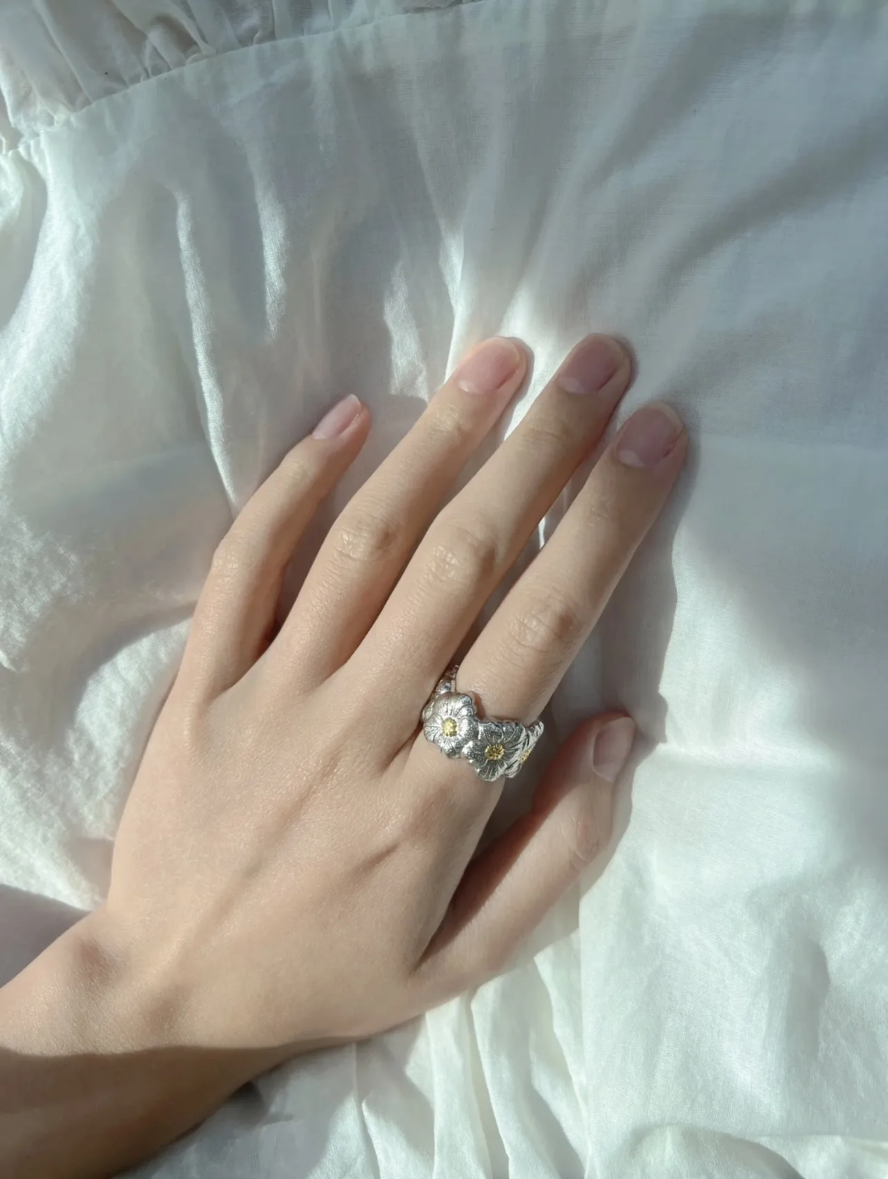 Gardenia Engraved Floral Band Ring D39016854 — view 8