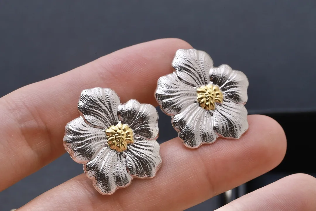 Blossoms Gardenia Flower Stud Earrings D54516842 — view 5