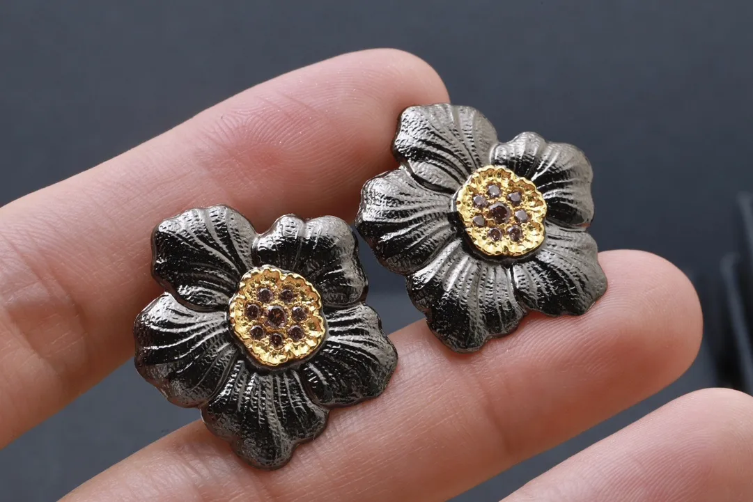 Buccellati Gardenia Flower Stud Earrings D54516843 — view 5