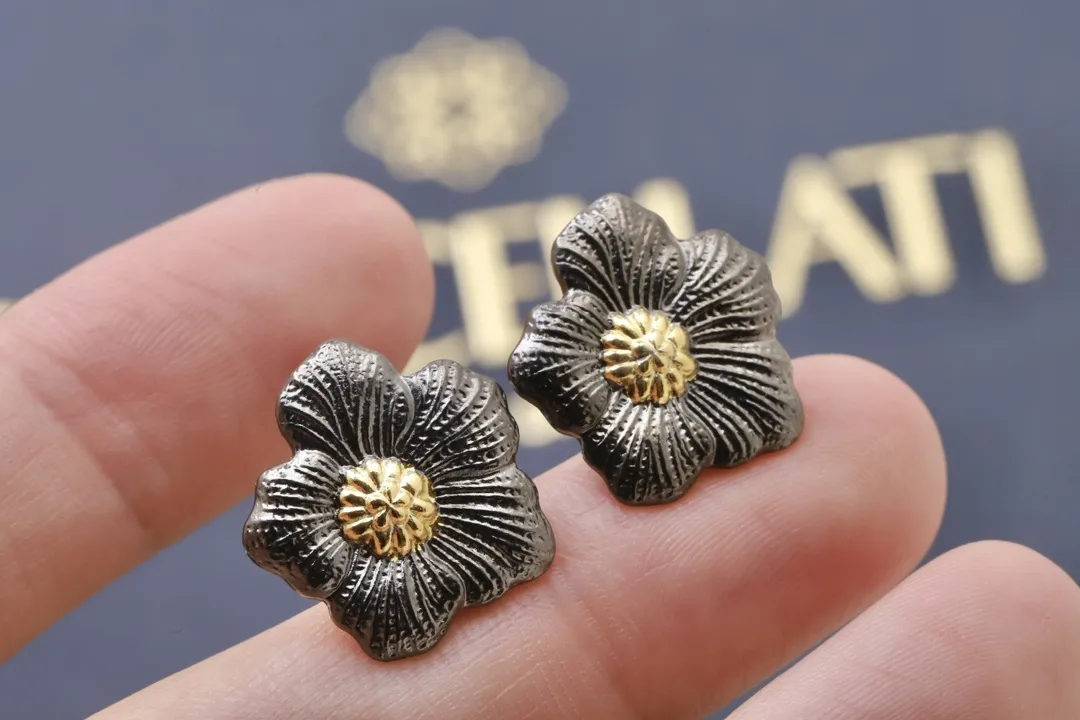 Blossoms Gardenia Stud Earrings D34016838 — view 5