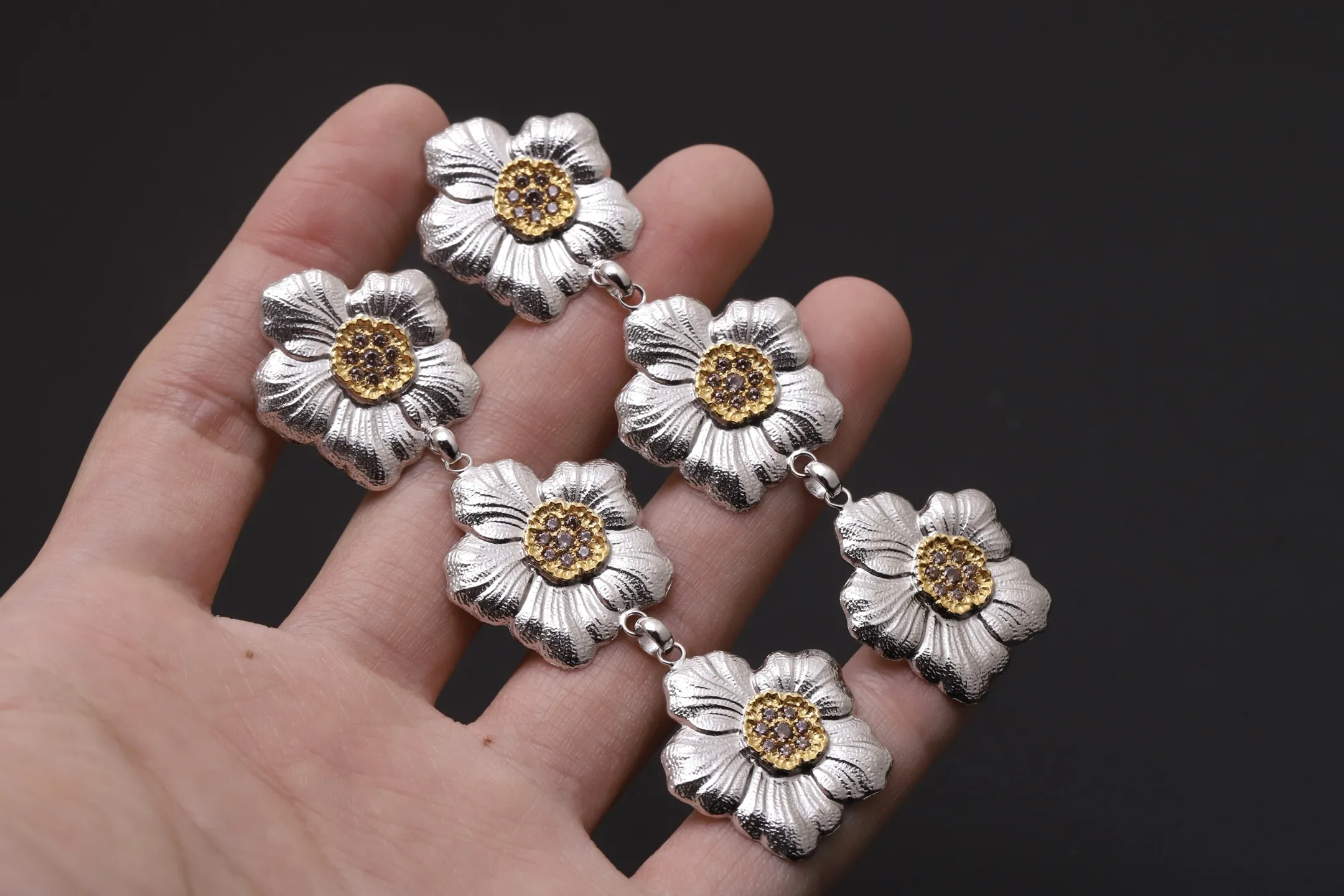 Buccellati Gardenia Triple Flower Drop Earrings D135016546 — view 4
