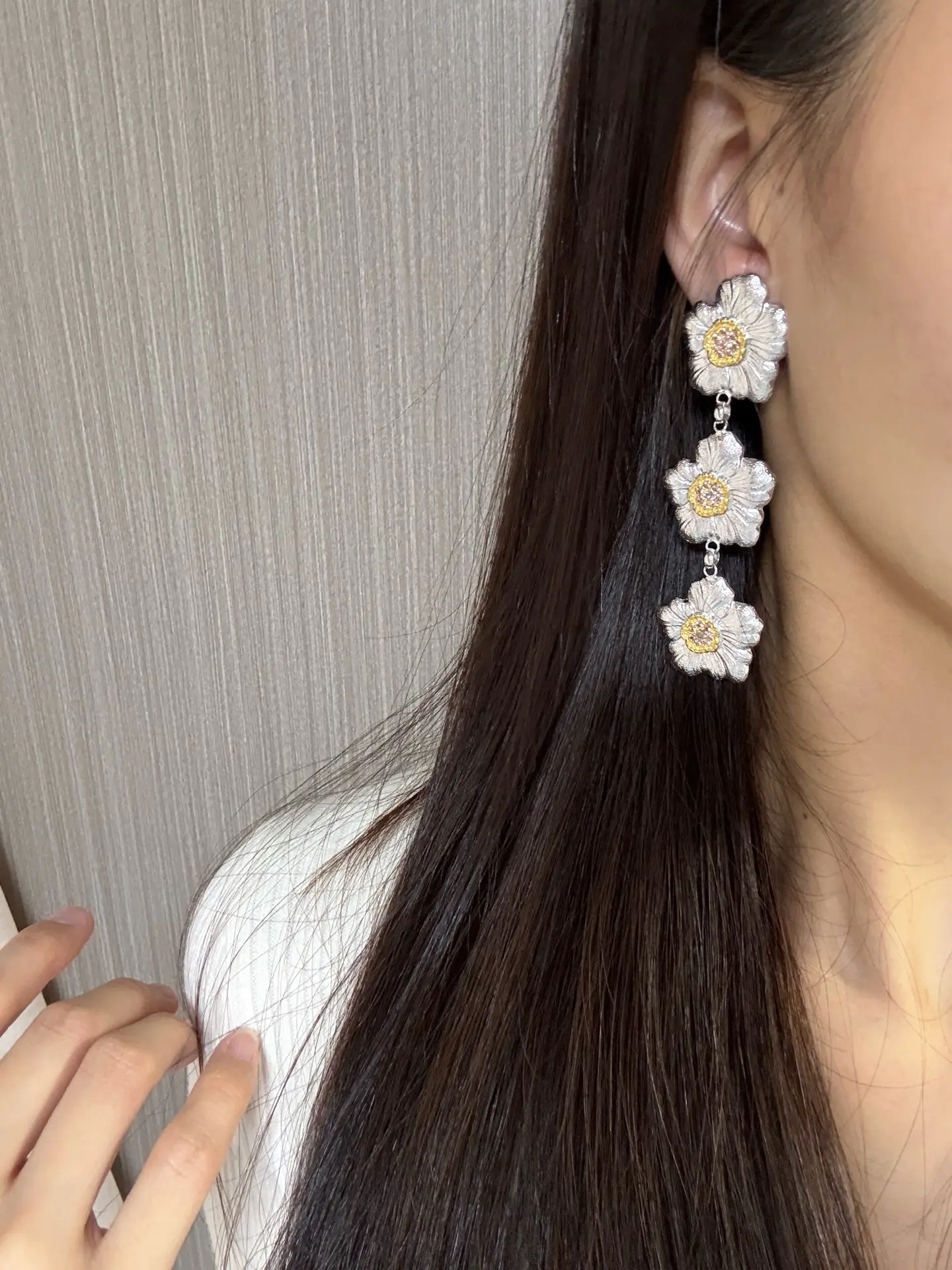 Buccellati Gardenia Triple Flower Drop Earrings D135016546 — view 8