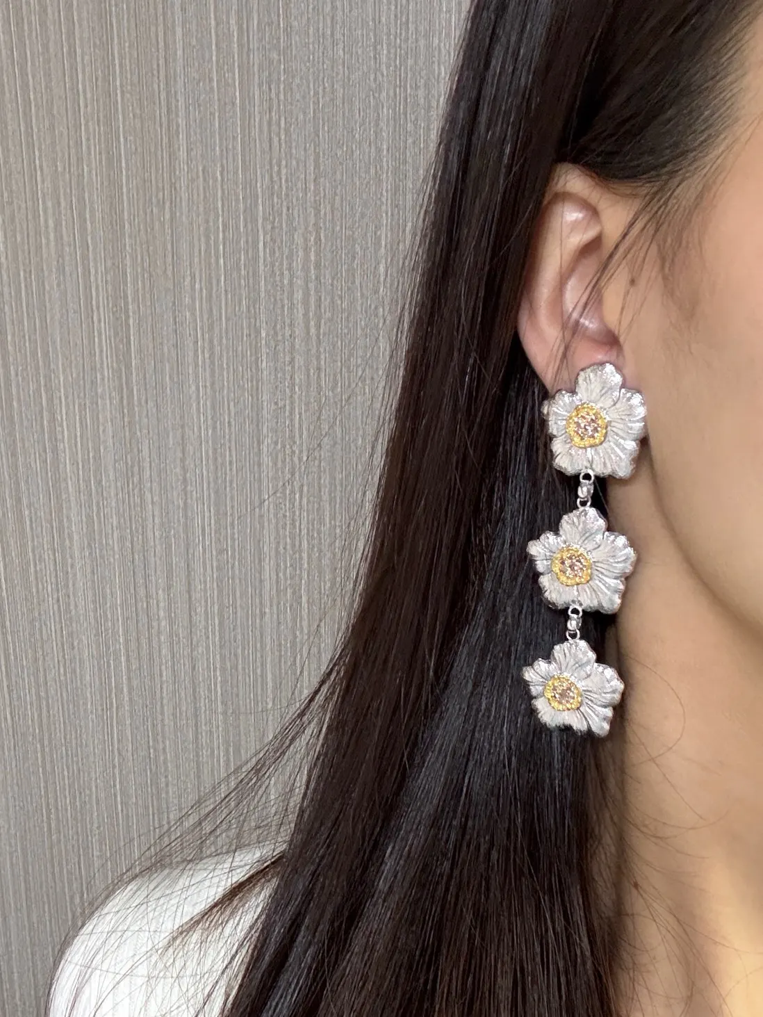 Buccellati Gardenia Triple Flower Drop Earrings D135016546 — view 9