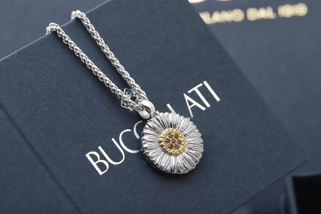 Buccellati Daisy Pendant Necklace with Diamonds D53016816 — view 3