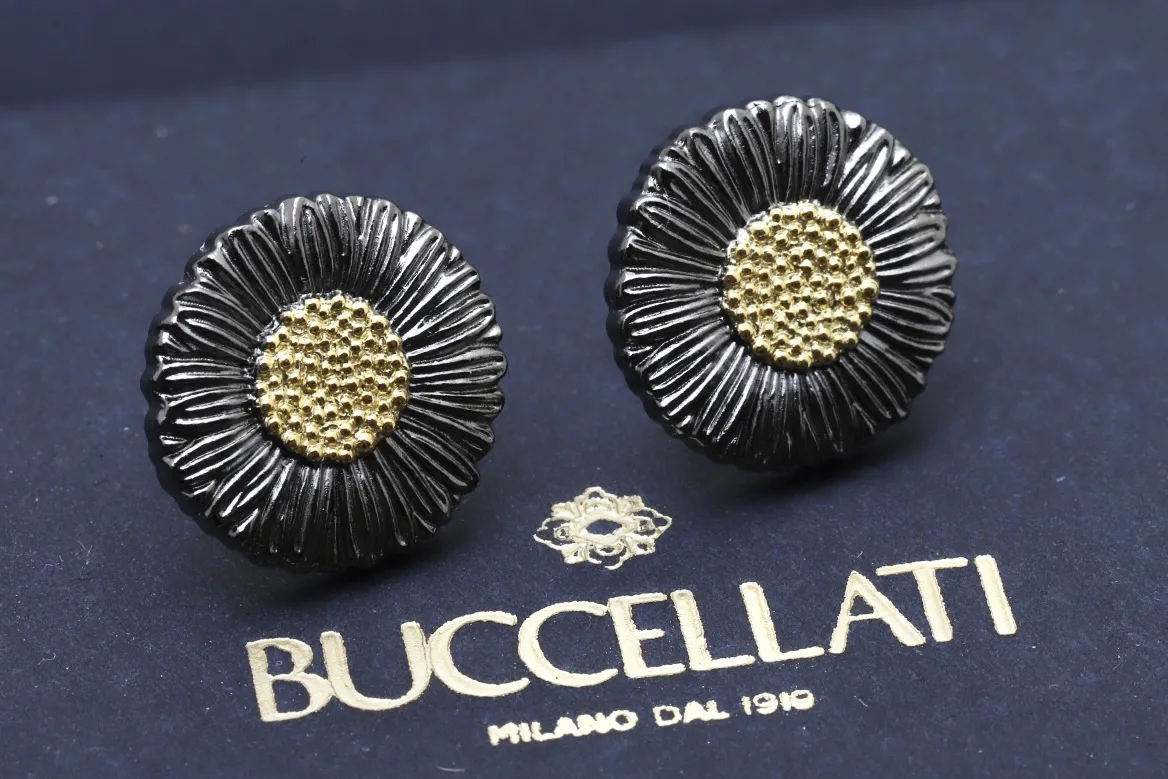 Blossoms Daisy Stud Earrings D50016841 — view 3