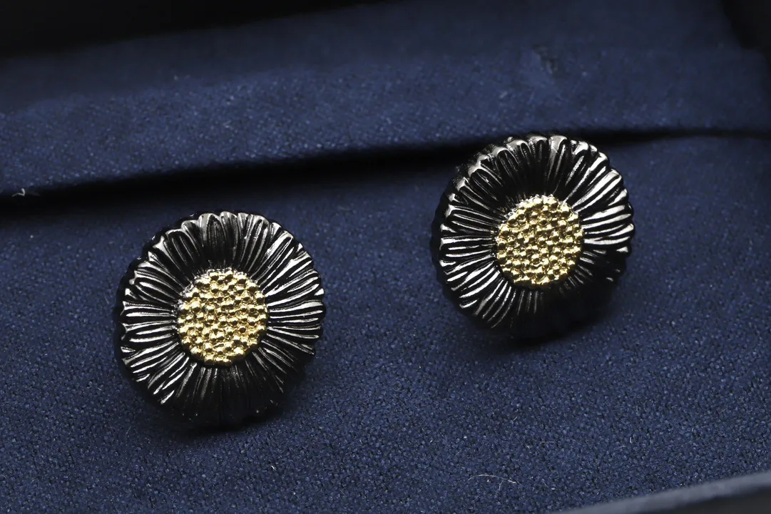 Blossoms Daisy Stud Earrings D50016841 — view 4