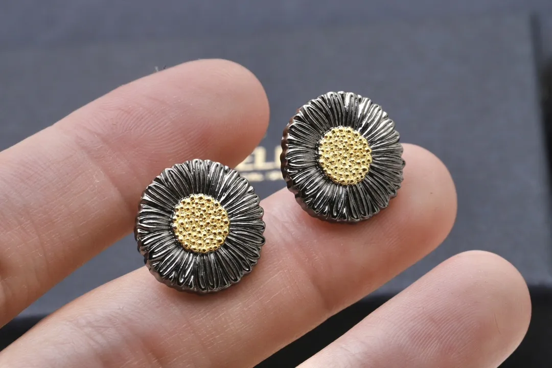 Blossoms Daisy Stud Earrings D50016841 — view 6
