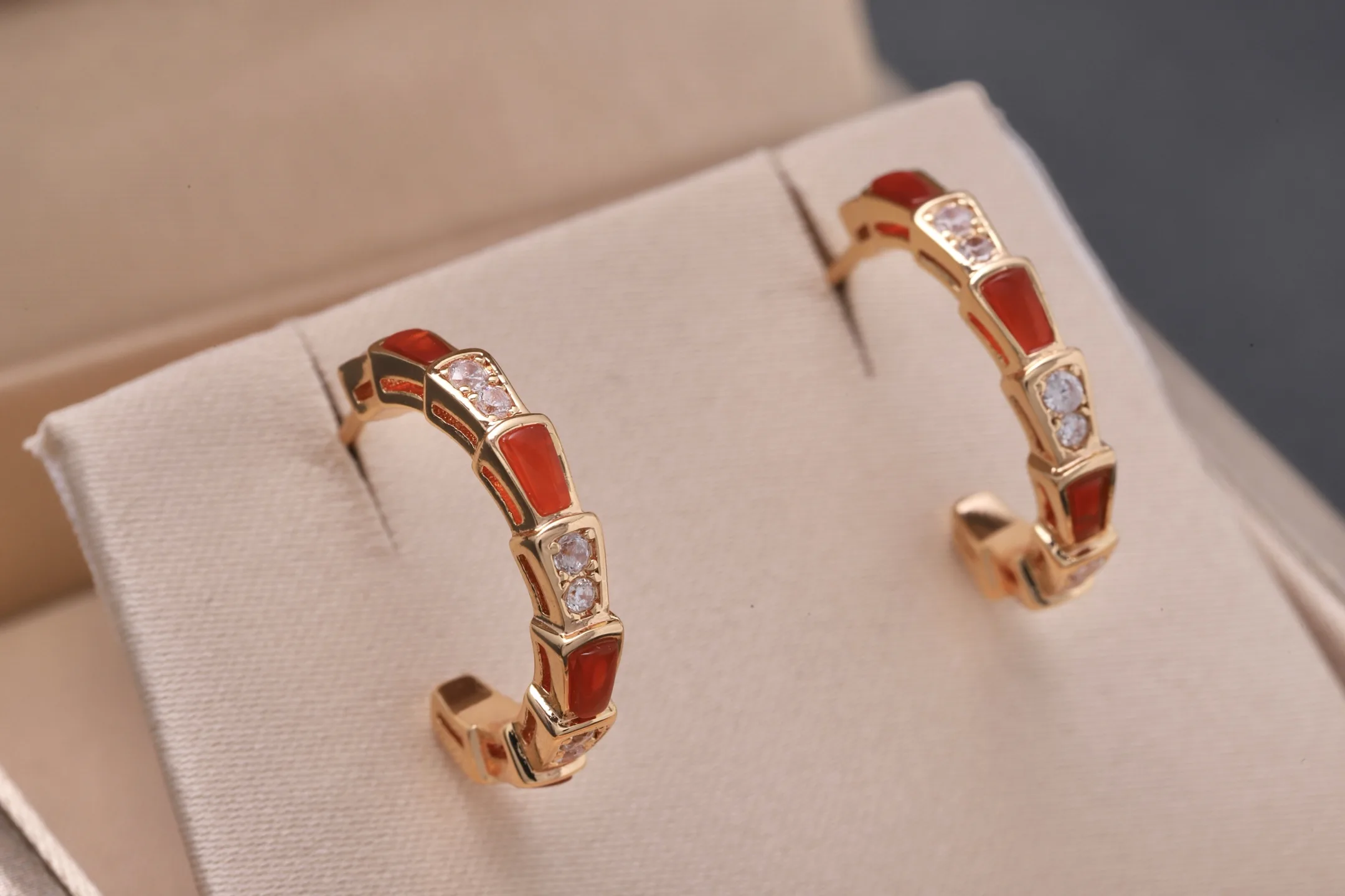 Serpenti-Inspired Carnelian and Zirconia Hoop Earrings D19516762 — view 3