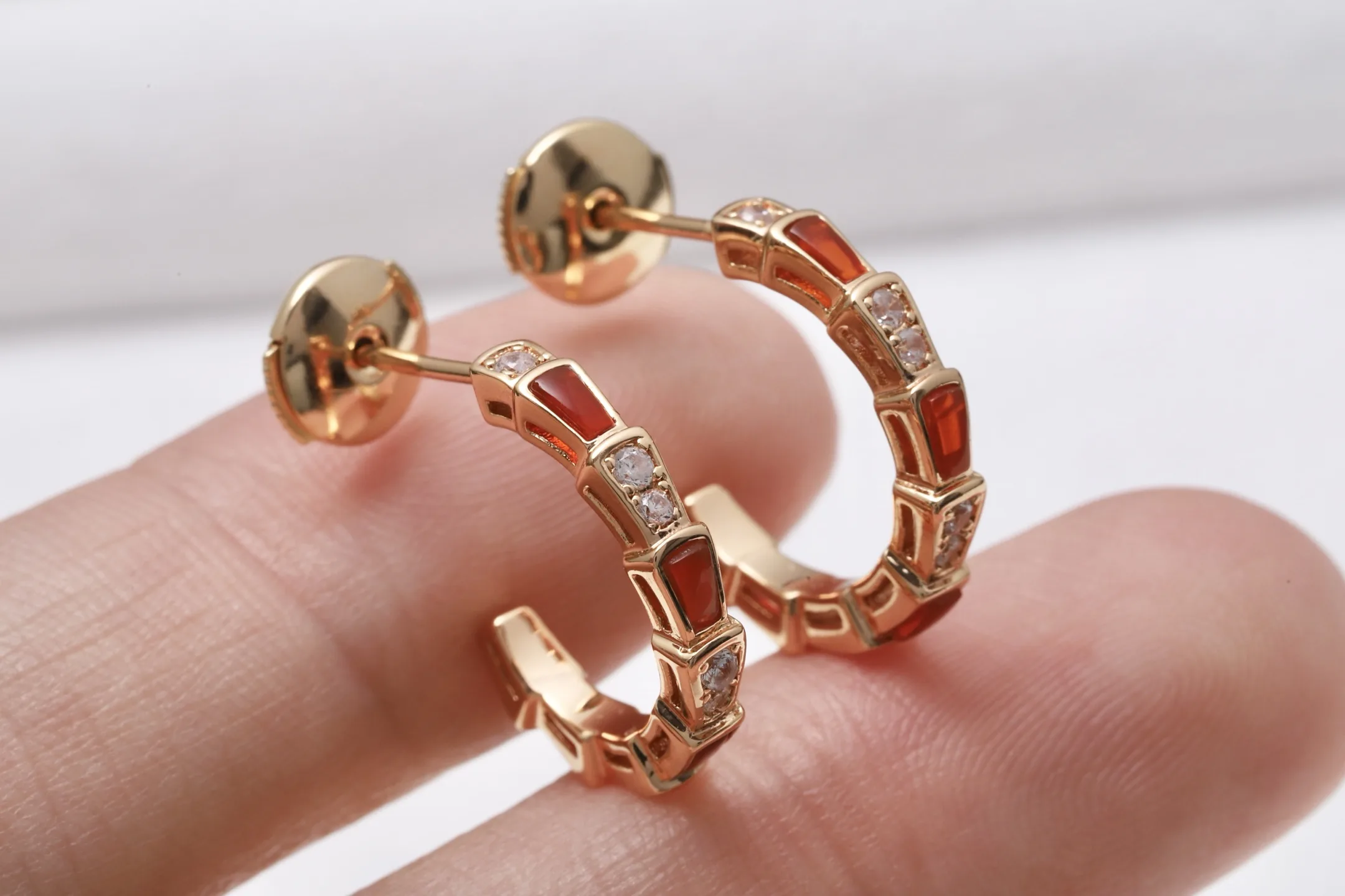 Serpenti-Inspired Carnelian and Zirconia Hoop Earrings D19516762 — view 4