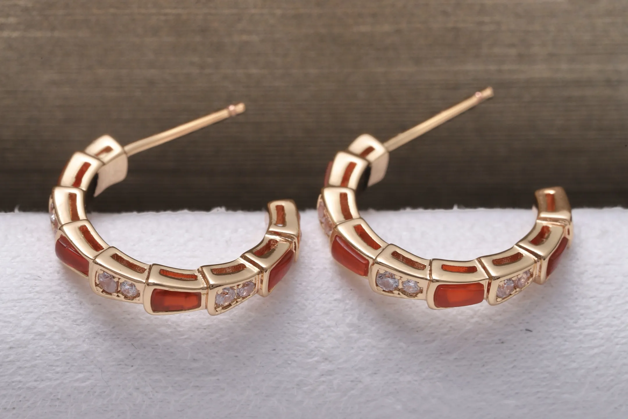 Serpenti-Inspired Carnelian and Zirconia Hoop Earrings D19516762 — view 5