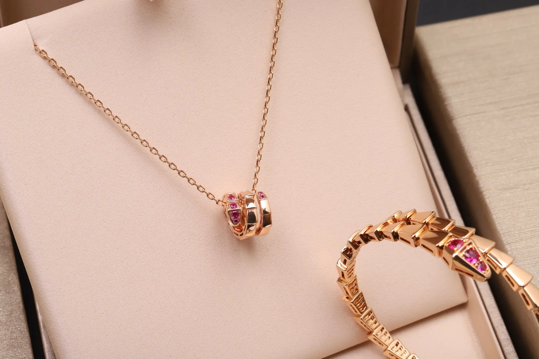 Serpenti Viper Pendant Necklace (Sterling Silver) D19017736 — view 3