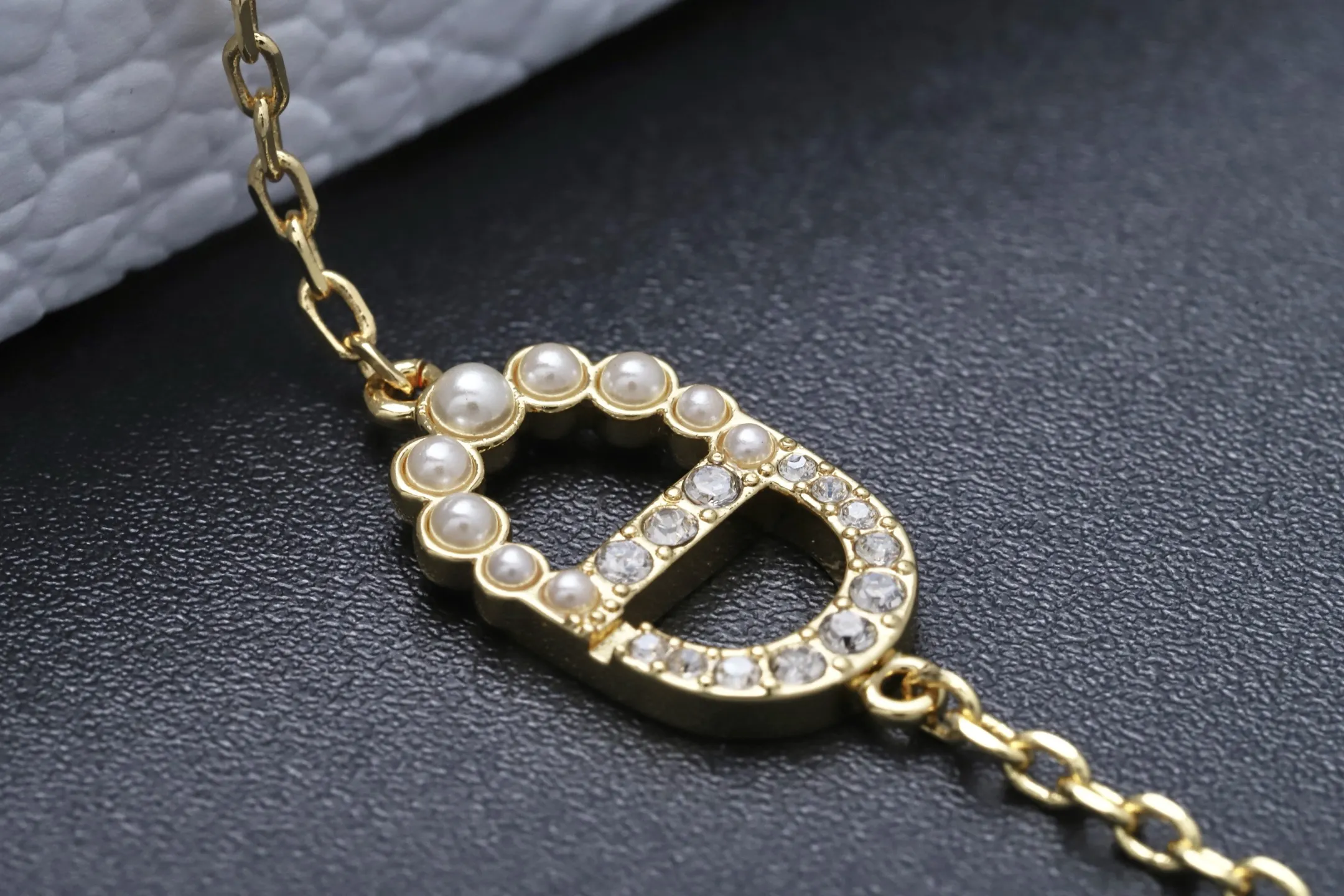 CD Logo Crystal and Resin Pearl Bracelet D13517216 — view 7