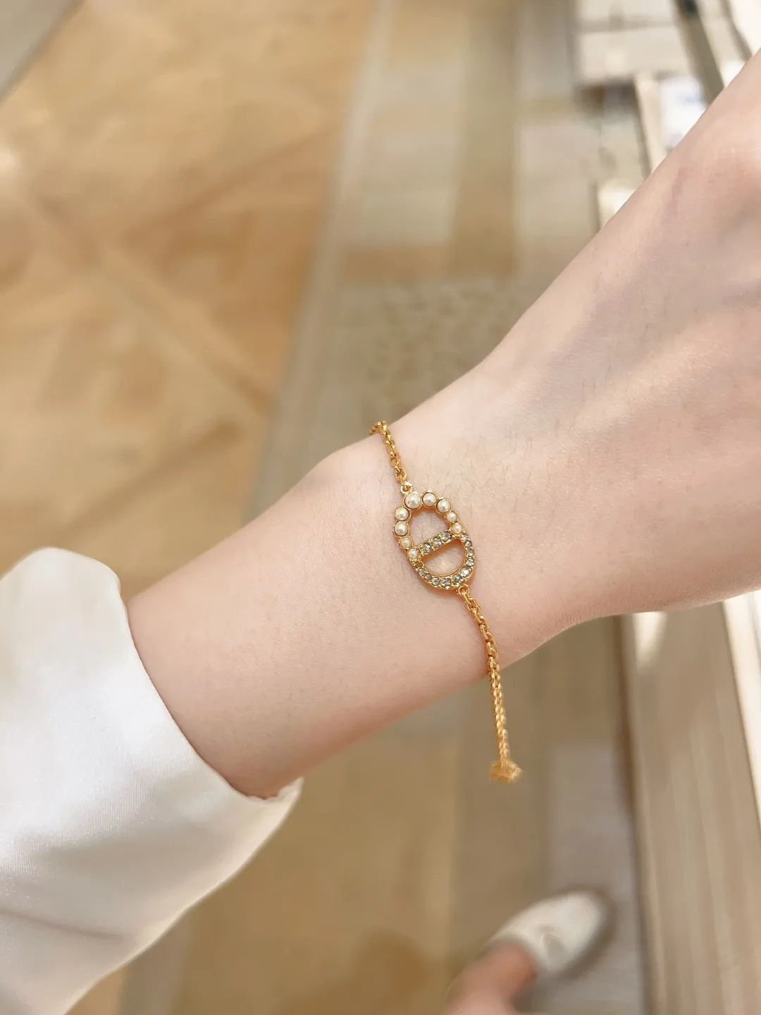 CD Logo Crystal and Resin Pearl Bracelet D13517216 — view 8